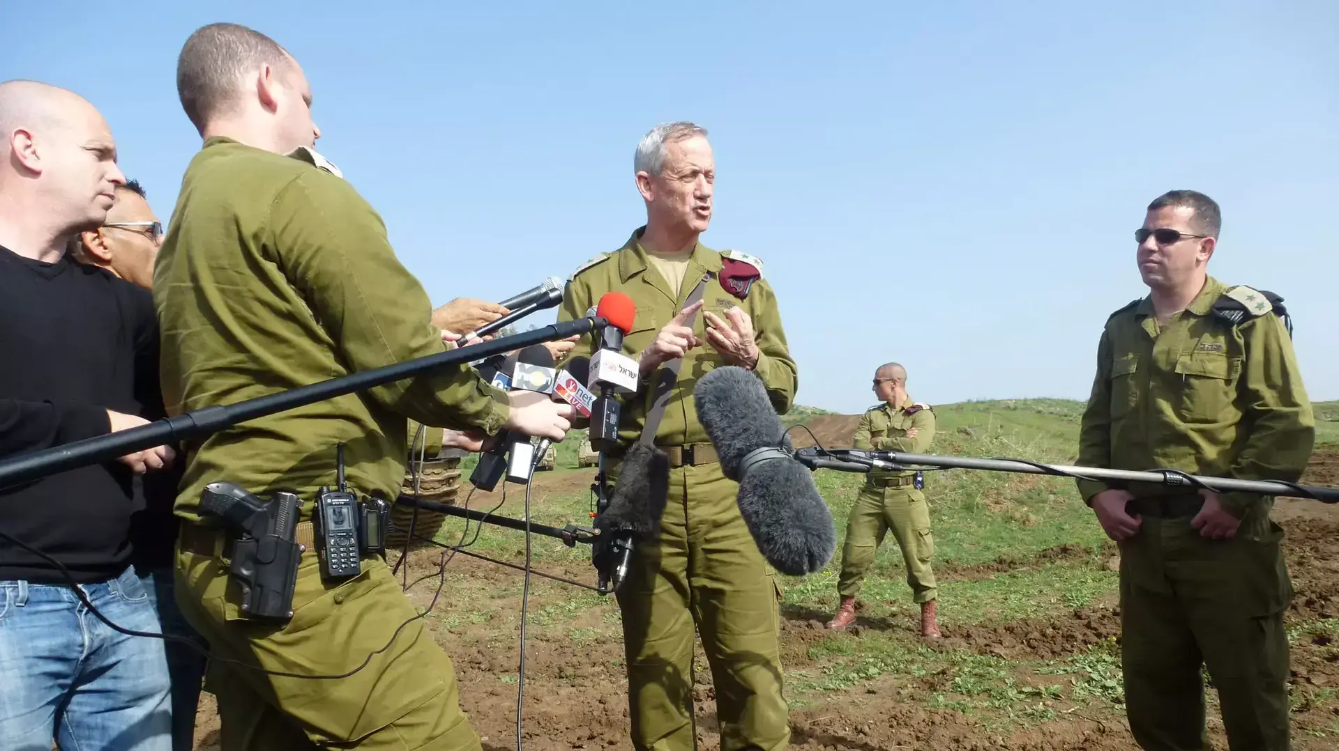 שיחת רקע עם הרמטכ"ל בני גנץ ברמת הגולן. פברואר 2014 שיחת רקע עם הרמטכ"ל בני גנץ ברמת הגולן. פברואר 2014