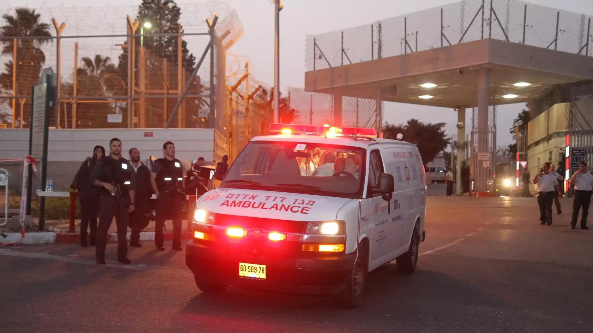 אסיר ירה בשלושה סוהרים בכלא רימונים, התבצר ונורה למוות. פברואר 2014 אסיר ירה בשלושה סוהרים בכלא רימונים, התבצר ונורה למוות. פברואר 2014