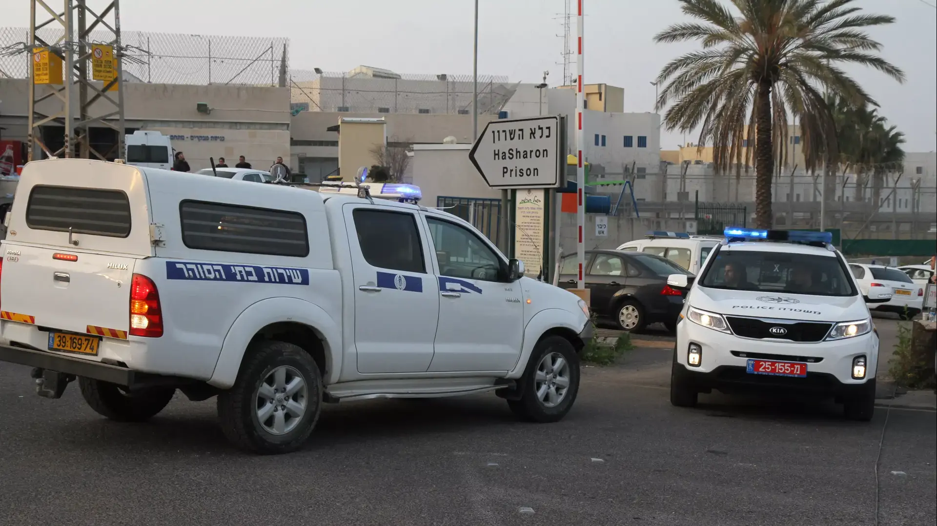 אסיר ירה בשלושה סוהרים בכלא רימונים, התבצר ונורה למוות. פברואר 2014 אסיר ירה בשלושה סוהרים בכלא רימונים, התבצר ונורה למוות. פברואר 2014