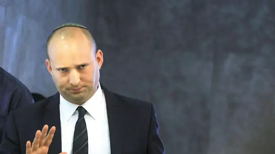 נפתלי בנט בכניסה לישיבת הממשלה. יולי 2013