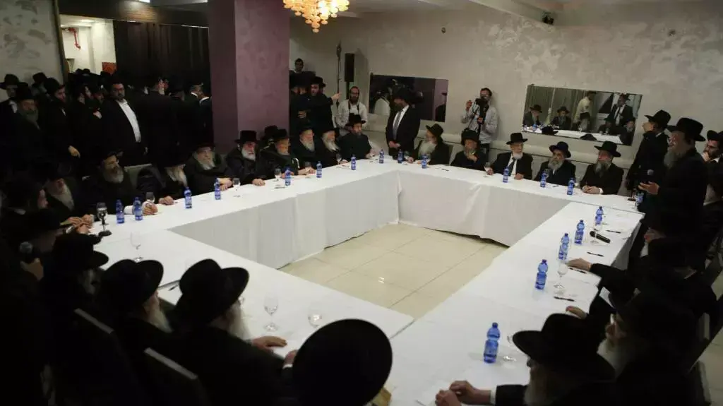 ישיבת חרדים בישיבה נגד הגיוס, בני ברק, פברואר 2014 ישיבת חרדים בישיבה נגד הגיוס, בני ברק, פברואר 2014