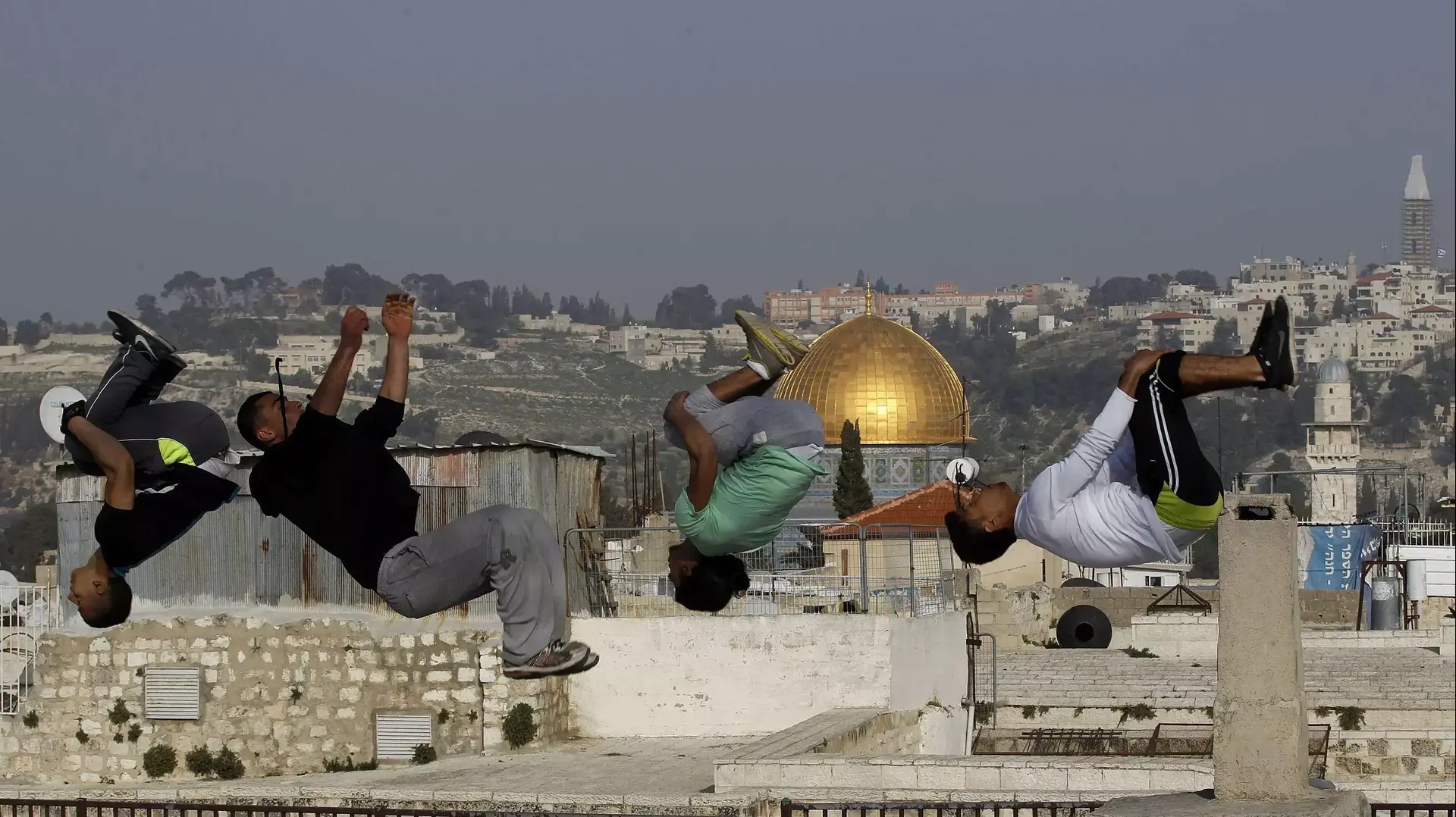 נערים פלסטינים קופצים על רקע הר הבית נערים פלסטינים קופצים על רקע הר הבית