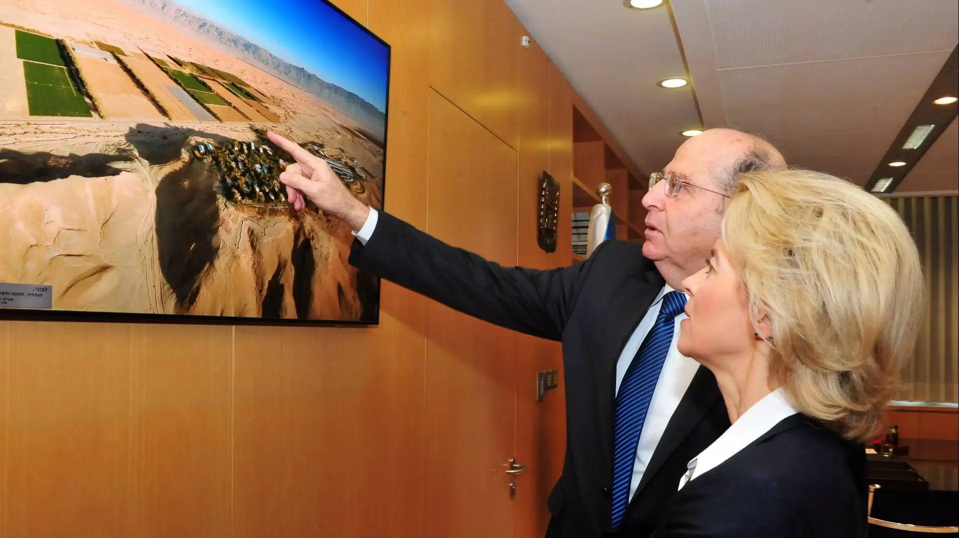 שר הביטחון, משה (בוגי) יעלון, נפגש עם שרת ההגנה של גרמניה, אורסולה ואן דר ליין, פברואר 2014 שר הביטחון, משה (בוגי) יעלון, נפגש עם שרת ההגנה של גרמניה, אורסולה ואן דר ליין, פברואר 2014