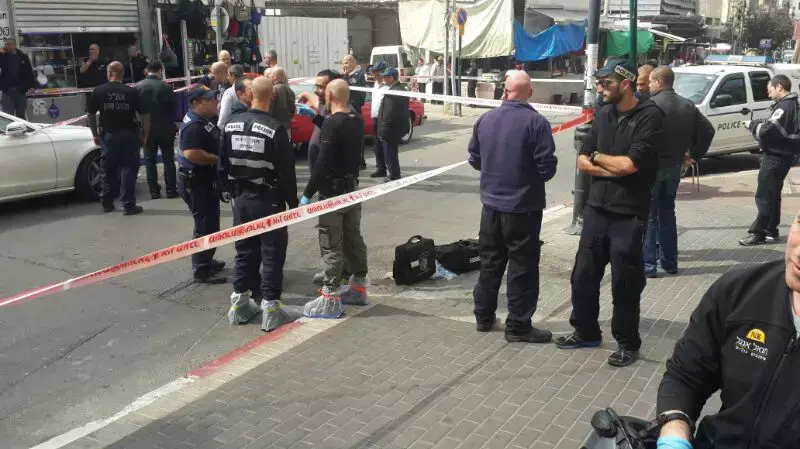 זירת החנות בפתח תקווה אשר הושלך לעברה רימון וגרם למספר נפגעים, פברואר 2014 זירת החנות בפתח תקווה אשר הושלך לעברה רימון וגרם למספר נפגעים, פברואר 2014