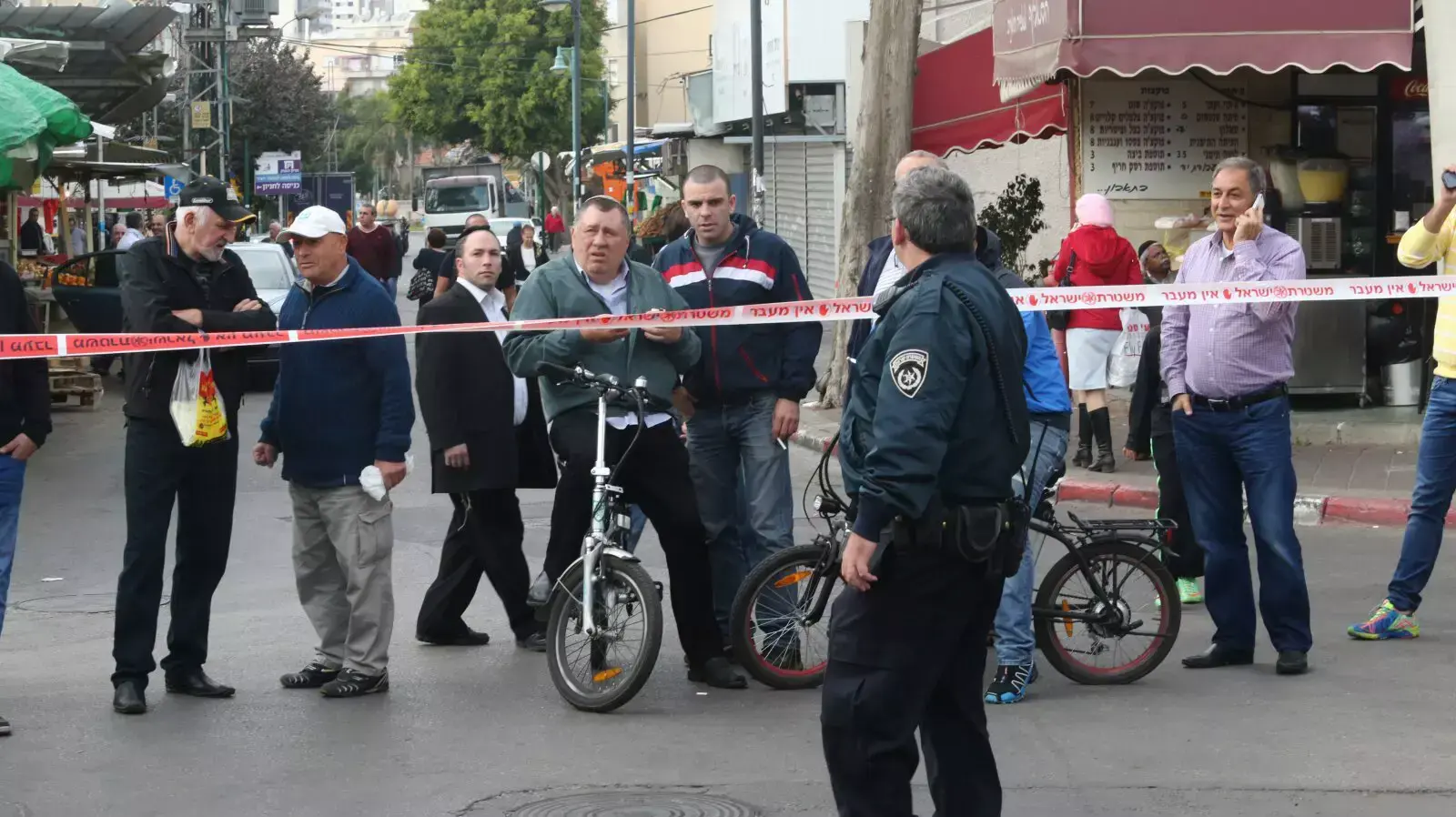 זירת החנות בפתח תקווה אשר הושלך לעברה רימון וגרם למספר נפגעים, פברואר 2014 זירת החנות בפתח תקווה אשר הושלך לעברה רימון וגרם למספר נפגעים, פברואר 2014