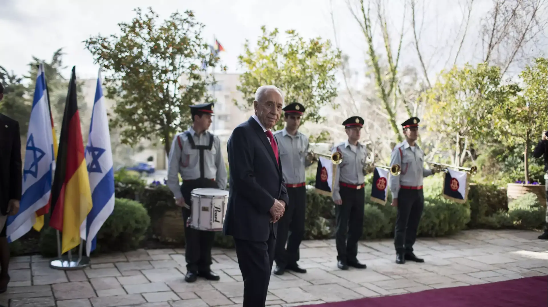נשיא המדינה שמעון פרס ממתין לקנצלרית גרמניה אנגלה מרקל. ירושלים, פברואר 2014