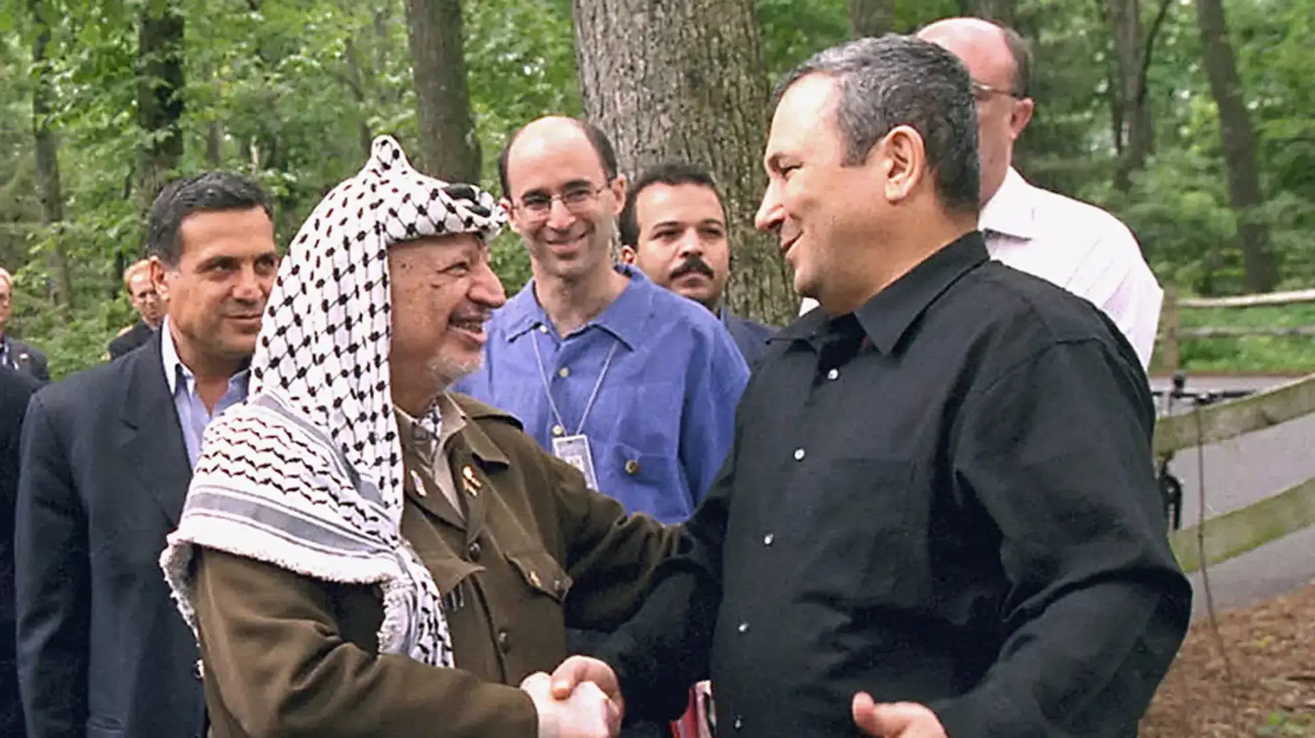 ראש ממשלת ישראל אהוד ברק ויו"ר הרשות הפלסטינית יאסר ערפאת בשיחות בקמפ דייוויד, יולי 2000 ראש ממשלת ישראל אהוד ברק ויו"ר הרשות הפלסטינית יאסר ערפאת בשיחות בקמפ דייוויד, יולי 2000