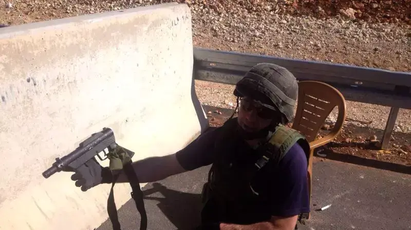 נשק מאולתר ששימש פלסטיני שפתח בירי אל עבר עמדת צה"ל סמוך להתנחלות עטרת שבבנימין. ינואר 2014 נשק מאולתר ששימש פלסטיני שפתח בירי אל עבר עמדת צה"ל סמוך להתנחלות עטרת שבבנימין. ינואר 2014