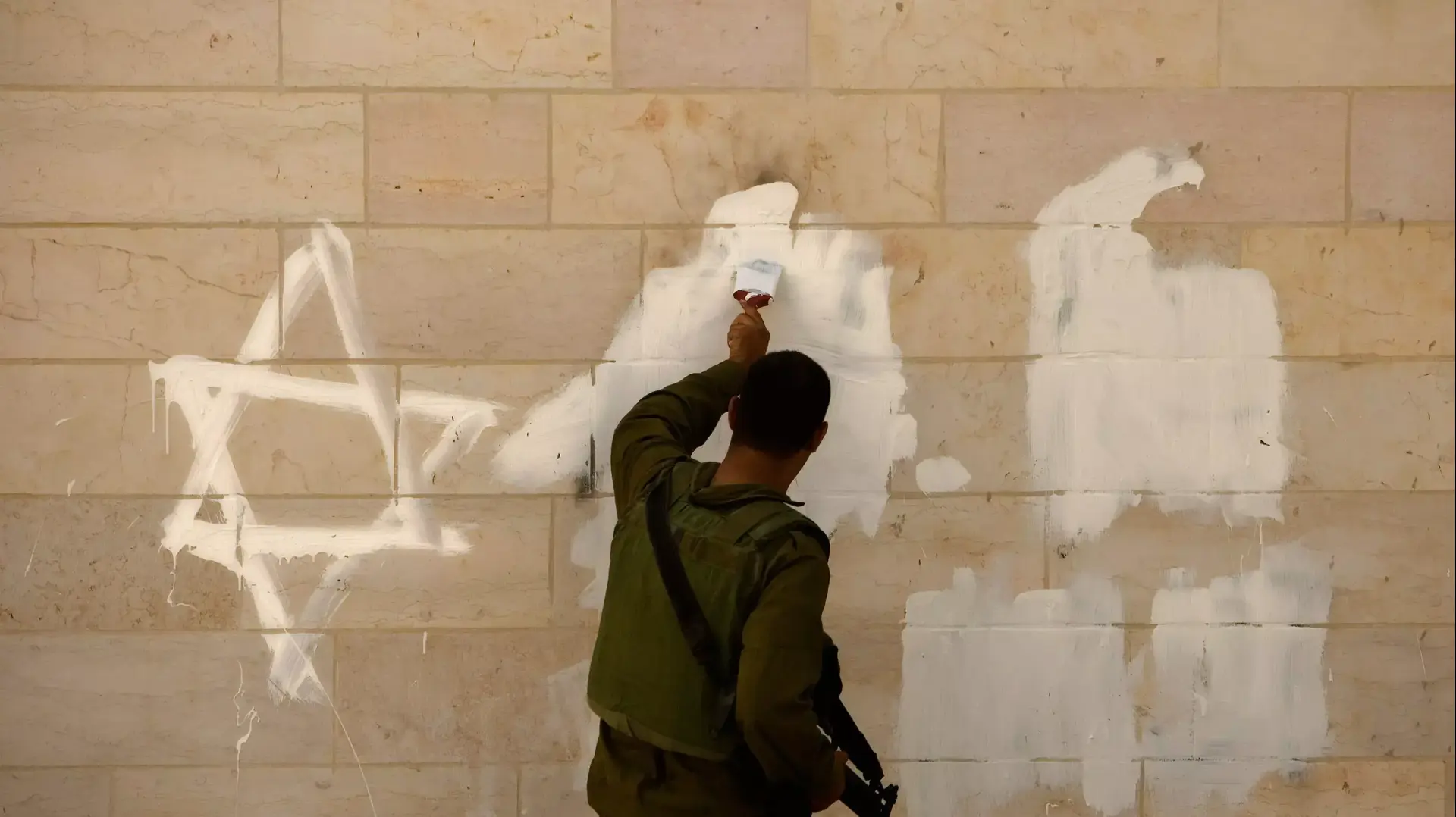חייל מסייד קירות של מסגד, שהושחת בכתובת "תג מחיר" על ידי מתנחלים. חברון, 2008 חייל מסייד קירות של מסגד, שהושחת בכתובת "תג מחיר" על ידי מתנחלים. חברון, 2008