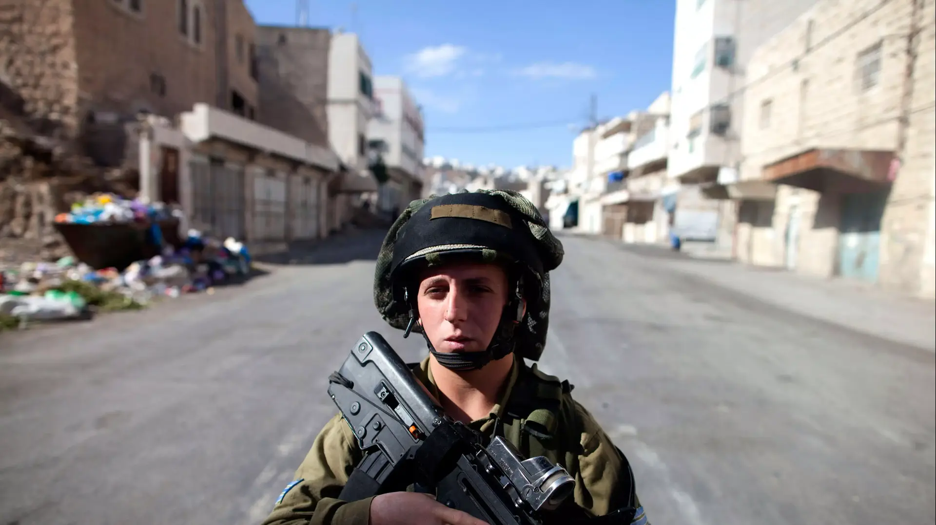 שוטר מג"ב משוחח עם מתנחל בכניסה אל מערת המכפלה. חברון, 2010 שוטר מג"ב משוחח עם מתנחל בכניסה אל מערת המכפלה. חברון, 2010