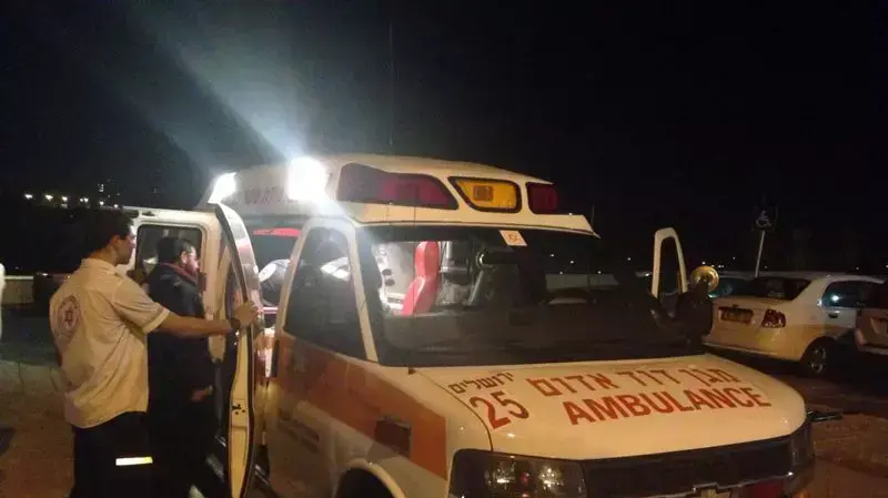 אמבולנס שפינה את הפעוטה בת ה 3 ברחוב ארזי הבירה, ירושלים. פברואר 2014 אמבולנס שפינה את הפעוטה בת ה 3 ברחוב ארזי הבירה, ירושלים. פברואר 2014