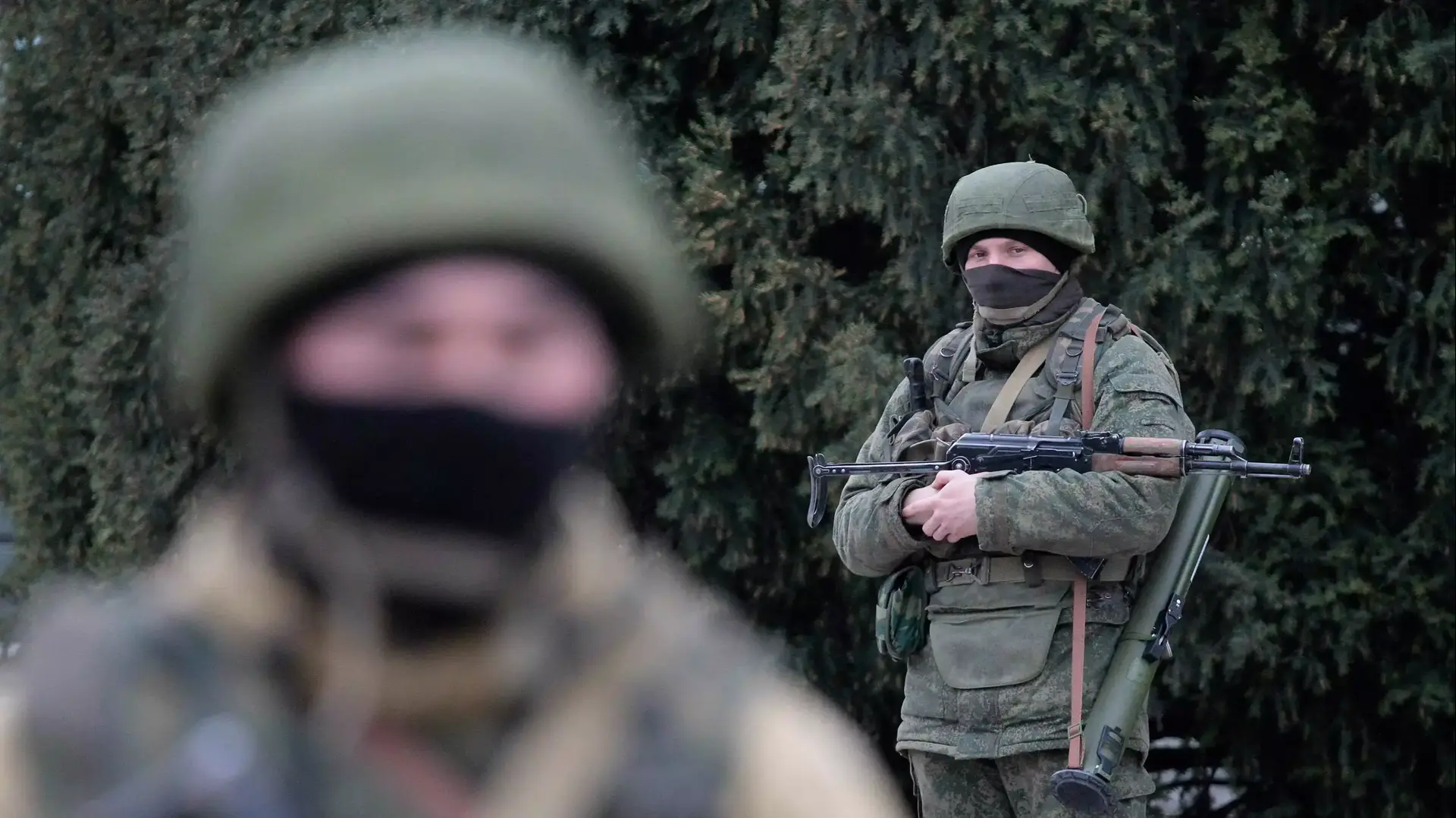כוחות רוסיים בעיר סימפרופול בחצי האי קרים. 1 במרץ 2014 כוחות רוסיים בעיר סימפרופול בחצי האי קרים. 1 במרץ 2014