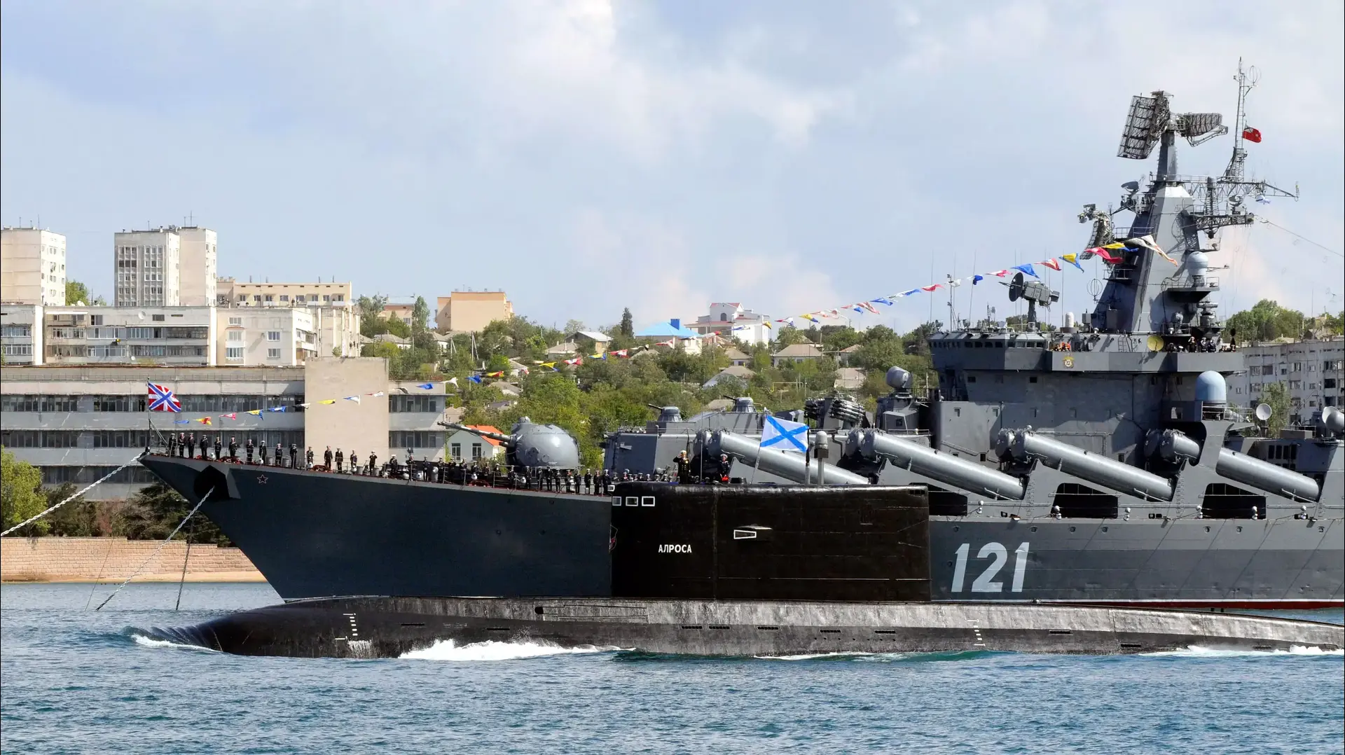 ספינת חיל הים הרוסי "מוסקבה" בתמרון בנמל סבסטופול. חצי האי קרים, אוקראינה, 2008 ספינת חיל הים הרוסי "מוסקבה" בתמרון בנמל סבסטופול. חצי האי קרים, אוקראינה, 2008