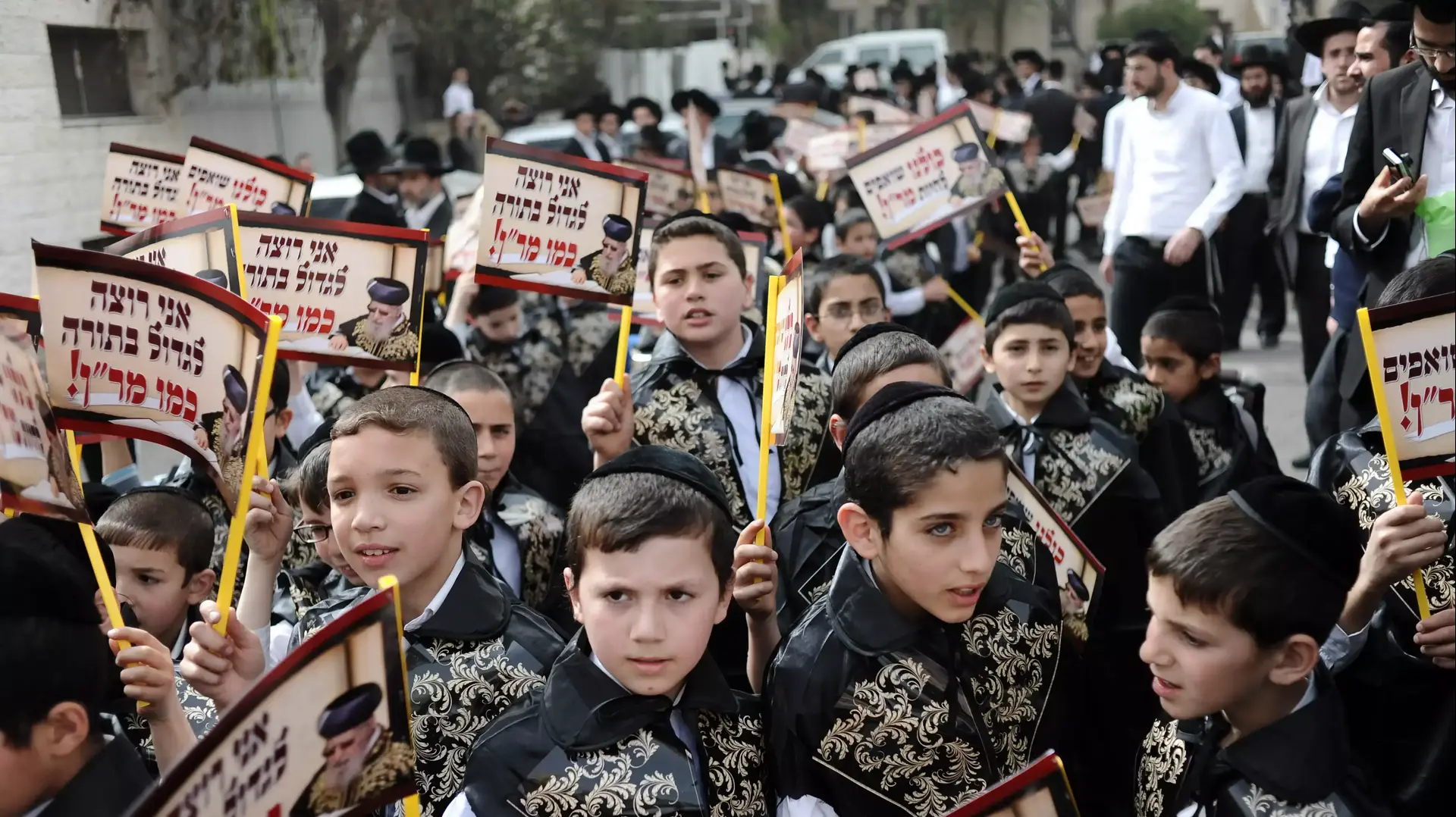 עצרת המיליון: ילדי ירושלים בתחפושות ודגלים של הרב עובדיה יוסף. מרץ 2014 עצרת המיליון: ילדי ירושלים בתחפושות ודגלים של הרב עובדיה יוסף. מרץ 2014