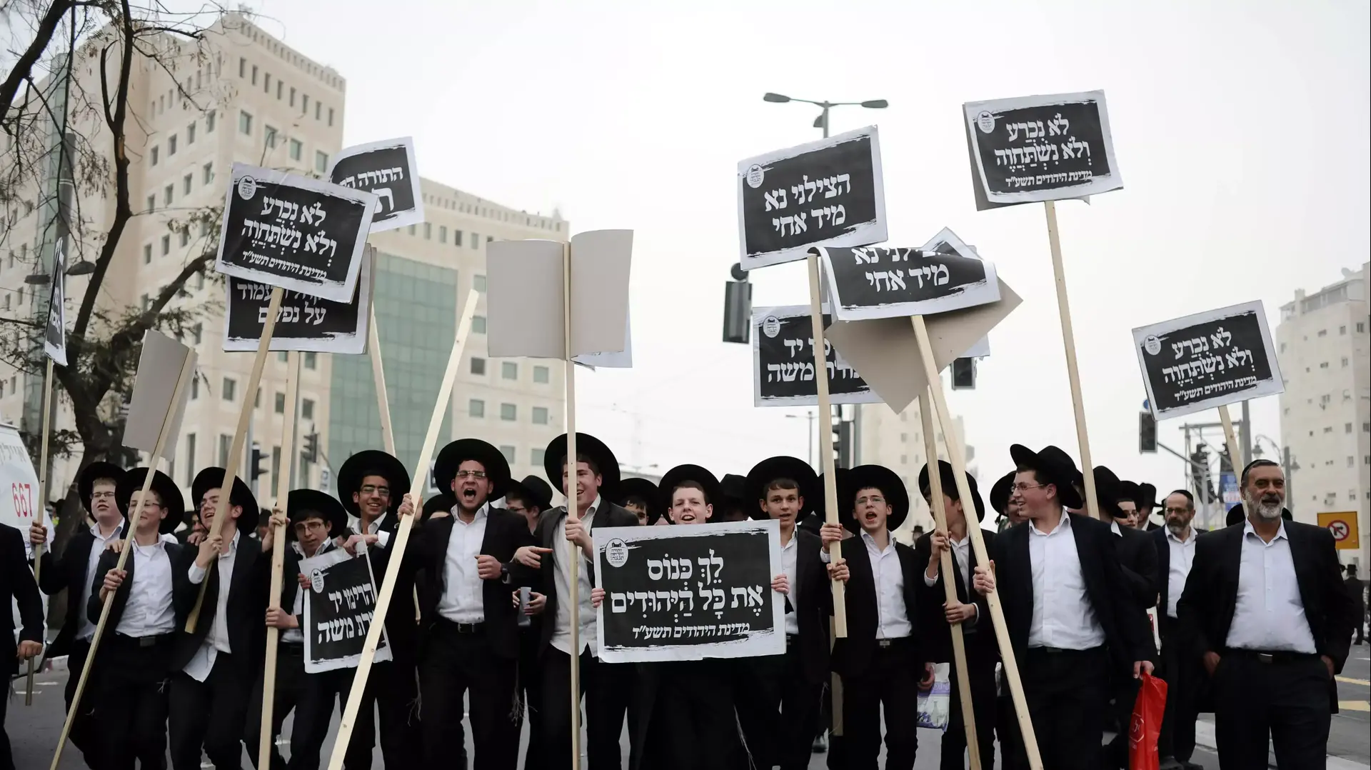 הכנות להפגנת המיליון, חרדים בבנייני האומה ירושלים. מרץ 2014 הכנות להפגנת המיליון, חרדים בבנייני האומה ירושלים. מרץ 2014