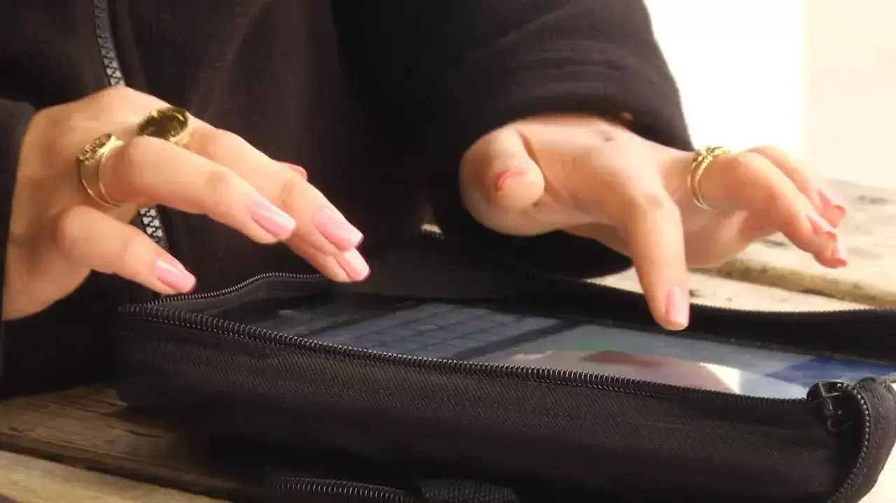 סוהרים העושים שימוש באייפד סוהרים העושים שימוש באייפד