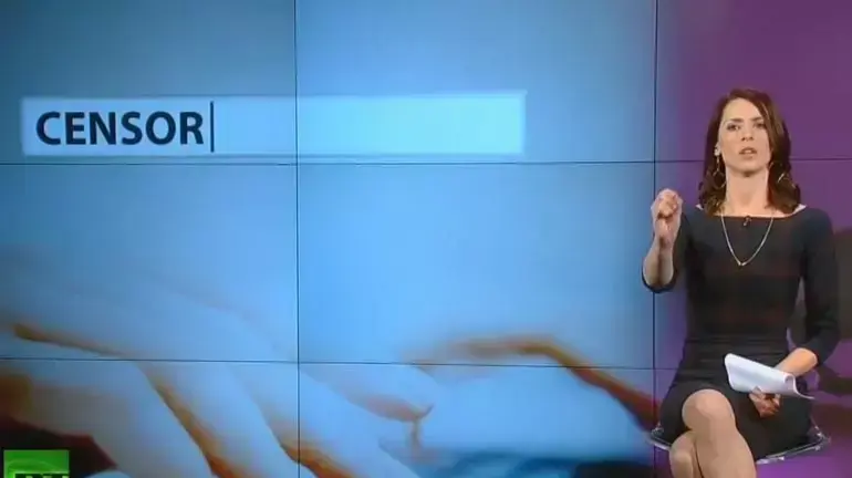 אבי מרטין מגישה ברשת החדשות של הקרמלין RT