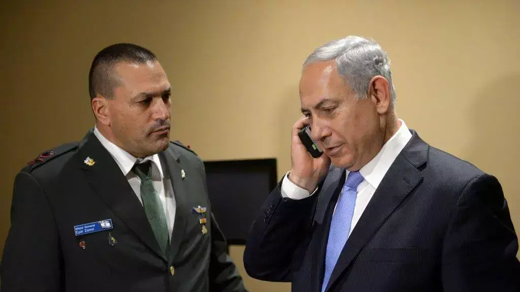 ראש הממשלה בנימין נתניהו מקבל עדכון בדבר תפיסת הספינה שהייתה בדרכה לעזה מאיראן. מרץ 2014 ראש הממשלה בנימין נתניהו מקבל עדכון בדבר תפיסת הספינה שהייתה בדרכה לעזה מאיראן. מרץ 2014