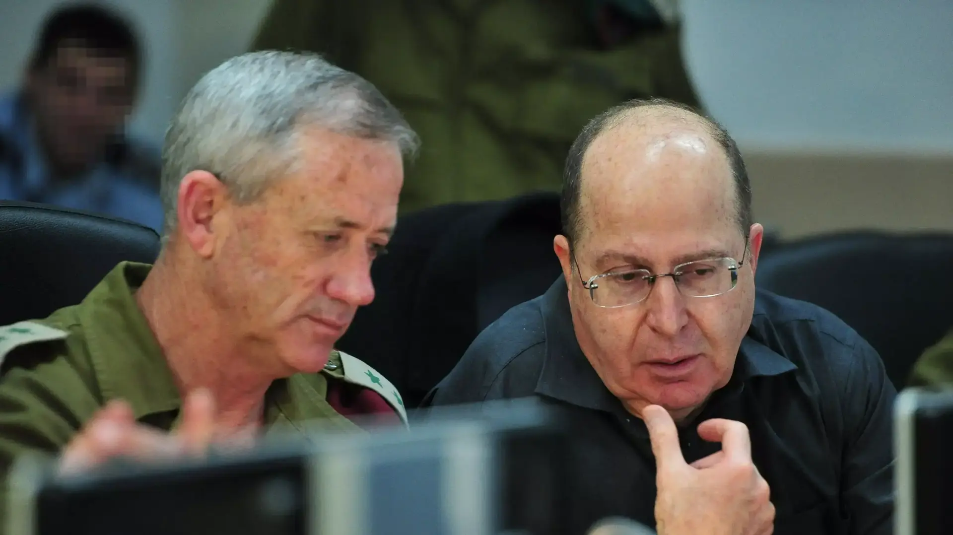 שר הביטחון, משה (בוגי) יעלון ורמטכ"ל בני גנץ בעת השתלטות לוחמי הקומנדו הימי על אניית הנשק האיראנית, בחמ"ל חיל הים בזמן המבצע. מרץ 2014 שר הביטחון, משה (בוגי) יעלון ורמטכ"ל בני גנץ בעת השתלטות לוחמי הקומנדו הימי על אניית הנשק האיראנית, בחמ"ל חיל הים בזמן המבצע. מרץ 2014