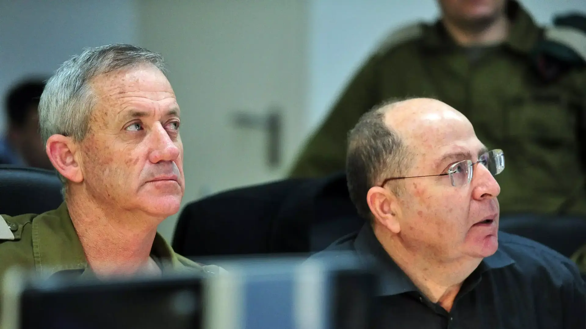 שר הביטחון, משה (בוגי) יעלון ורמטכ"ל בני גנץ בעת השתלטות לוחמי הקומנדו הימי על אניית הנשק האיראנית, בחמ"ל חיל הים בזמן המבצע. מרץ 2014 שר הביטחון, משה (בוגי) יעלון ורמטכ"ל בני גנץ בעת השתלטות לוחמי הקומנדו הימי על אניית הנשק האיראנית, בחמ"ל חיל הים בזמן המבצע. מרץ 2014