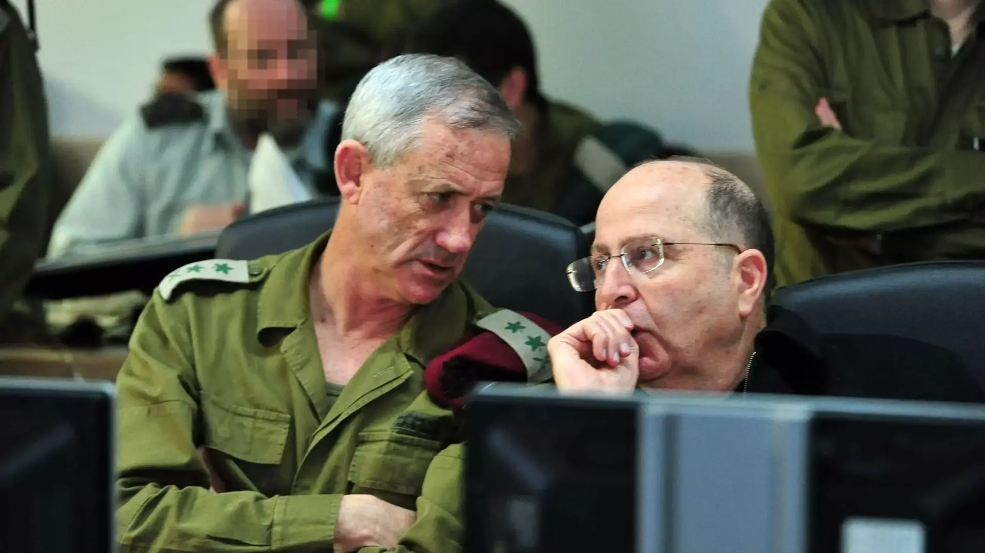 שר הביטחון, משה (בוגי) יעלון ורמטכ"ל בני גנץ בעת השתלטות לוחמי הקומנדו הימי על אניית הנשק האיראנית, בחמ"ל חיל הים בזמן המבצע. מרץ 2014 שר הביטחון, משה (בוגי) יעלון ורמטכ"ל בני גנץ בעת השתלטות לוחמי הקומנדו הימי על אניית הנשק האיראנית, בחמ"ל חיל הים בזמן המבצע. מרץ 2014