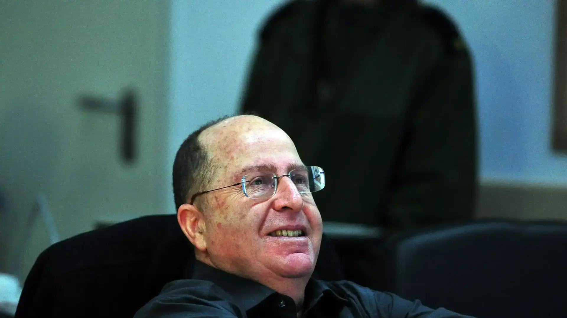שר הביטחון, משה (בוגי) יעלון, בחמ"ל חיל הים בעת מבצע ההשתלטות על אניית הנשק האיראנית, פברואר 2014 שר הביטחון, משה (בוגי) יעלון, בחמ"ל חיל הים בעת מבצע ההשתלטות על אניית הנשק האיראנית, פברואר 2014