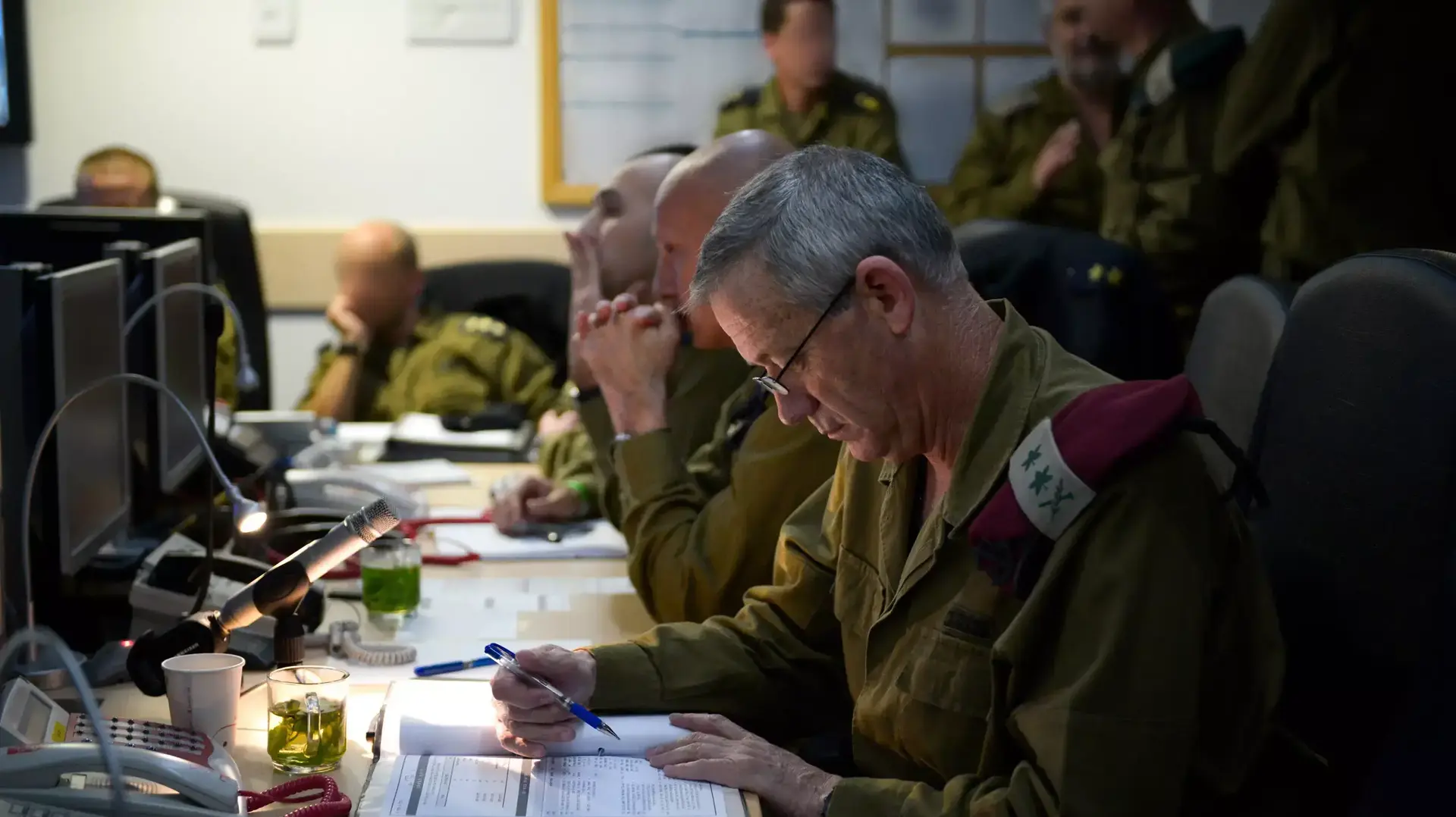 הרמטכ"ל בני גנץ במהלך מבצע השתלטות חיל הים על ספינת הברחת נשק מאיראן, מרץ 2014