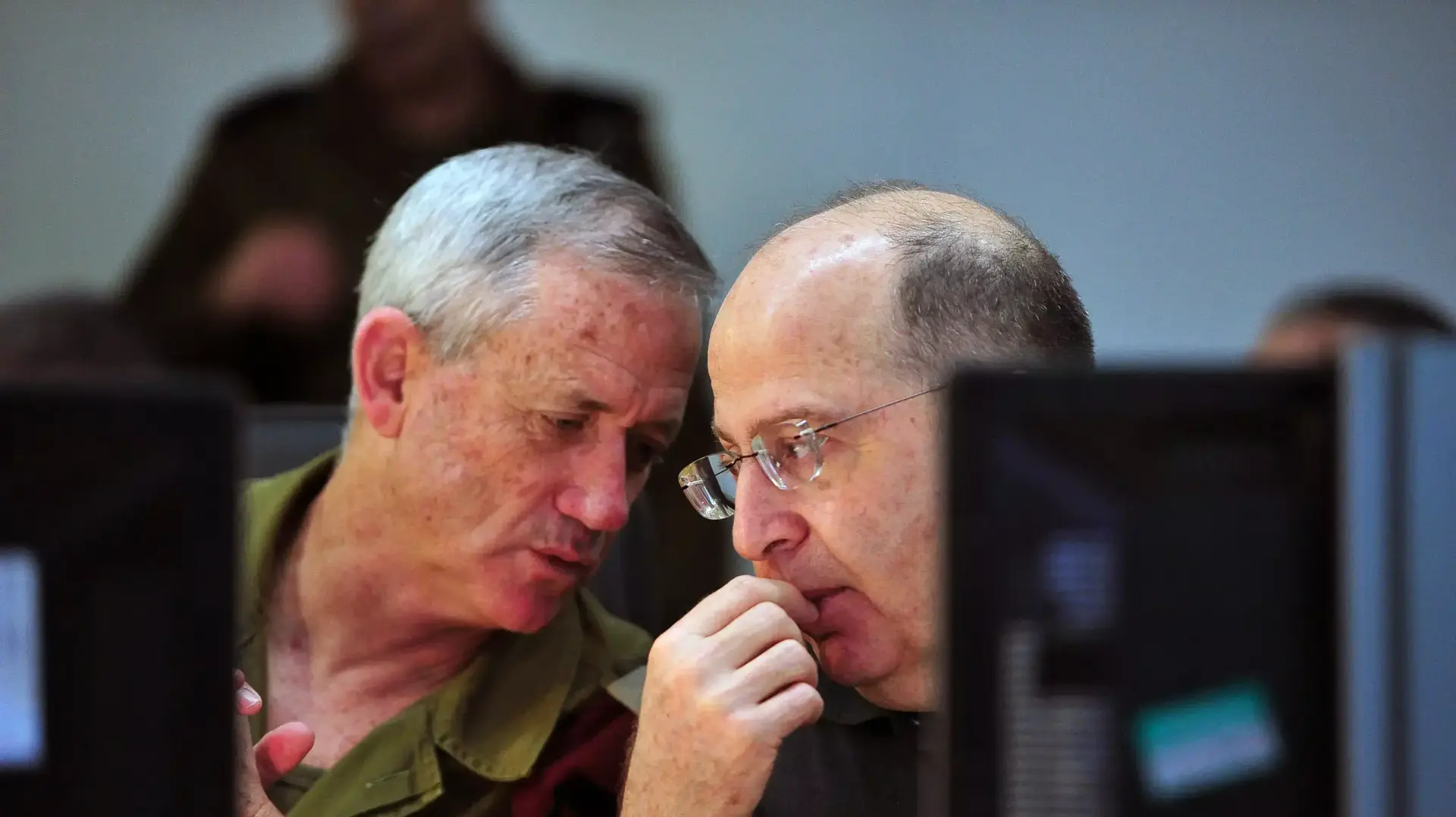 הרמטכ"ל בני גנץ, ושר הביטחון, משה יעלון, בחמ"ל חיל הים בעת השתלטות לוחמי השייטת על ספינת הנשק האיראנית, מרץ 2014