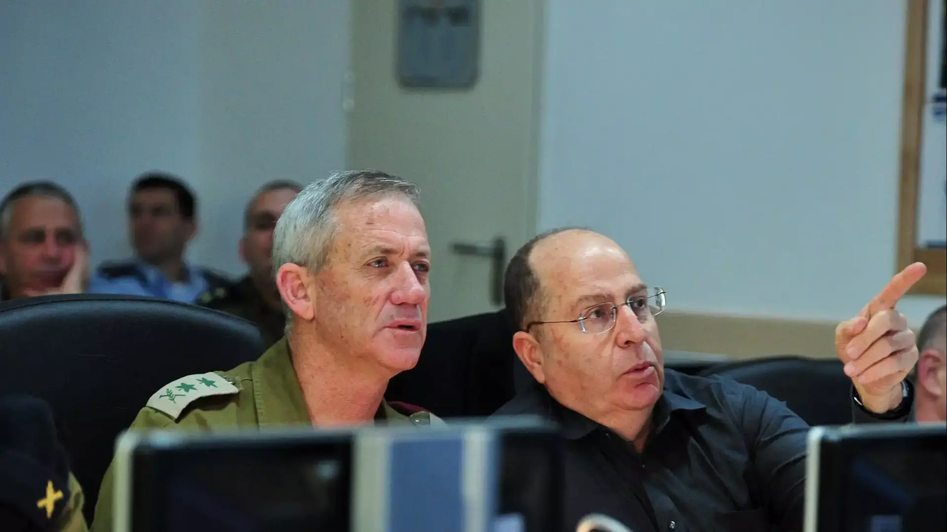 הרמטכ"ל בני גנץ, ושר הביטחון, משה יעלון, בחמ"ל חיל הים בעת השתלטות לוחמי השייטת על ספינת הנשק האיראנית, מרץ 2014 הרמטכ"ל בני גנץ, ושר הביטחון, משה יעלון, בחמ"ל חיל הים בעת השתלטות לוחמי השייטת על ספינת הנשק האיראנית, מרץ 2014
