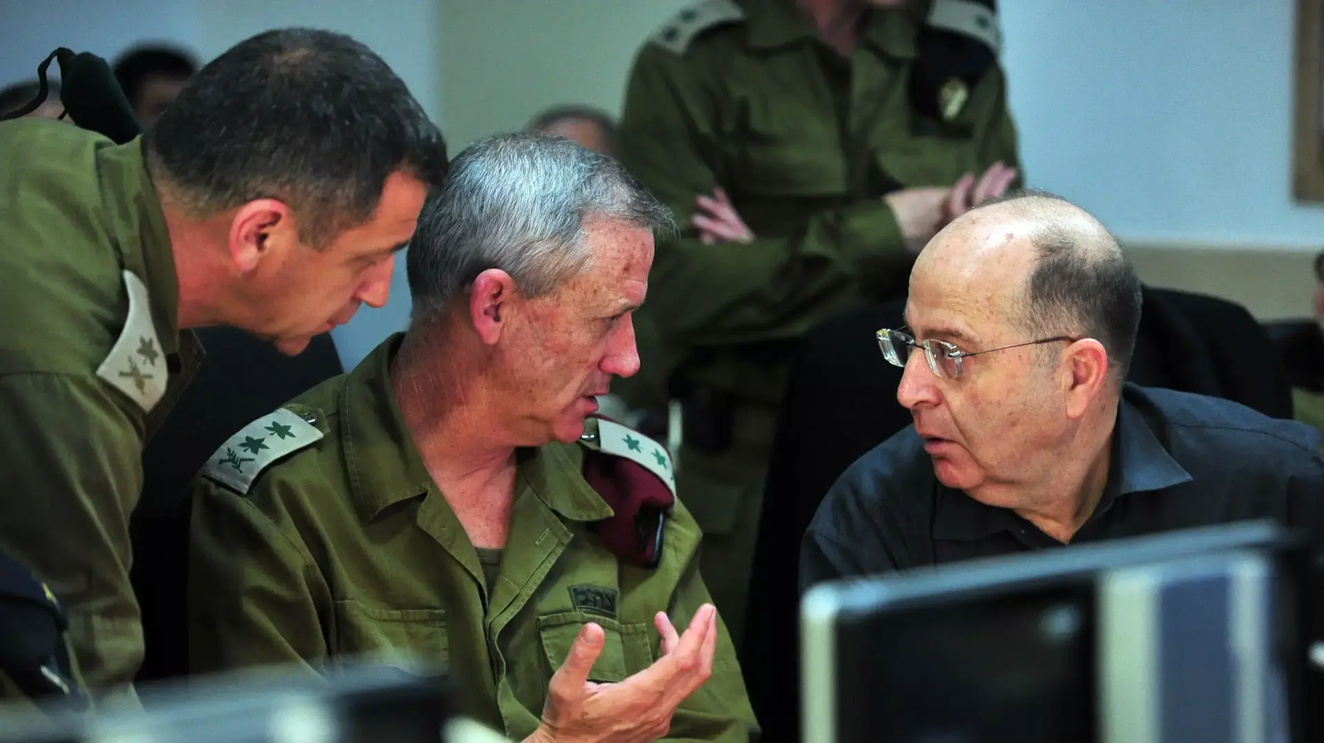 הרמטכ"ל בני גנץ, ושר הביטחון, משה יעלון, בחמ"ל חיל הים בעת השתלטות לוחמי השייטת על ספינת הנשק האיראנית, מרץ 2014 הרמטכ"ל בני גנץ, ושר הביטחון, משה יעלון, בחמ"ל חיל הים בעת השתלטות לוחמי השייטת על ספינת הנשק האיראנית, מרץ 2014
