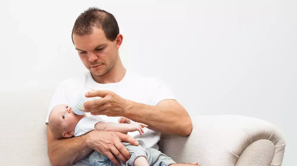 אב מאכיל תינוק בבקבוק אב מאכיל תינוק בבקבוק