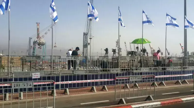 נערכים להגעת הספינה KLOS C בנמל אילת, 8 במרץ 2014 נערכים להגעת הספינה KLOS C בנמל אילת, 8 במרץ 2014