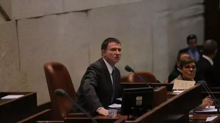 יו"ר הכנסת יולי אדלשטיין במליאת הכנסת. מרץ 2014 יו"ר הכנסת יולי אדלשטיין במליאת הכנסת. מרץ 2014