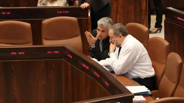 שר החוץ אביגדור ליברמן ושר האוצר יאיר לפיד במליאת הכנסת. מרץ 2014 שר החוץ אביגדור ליברמן ושר האוצר יאיר לפיד במליאת הכנסת. מרץ 2014
