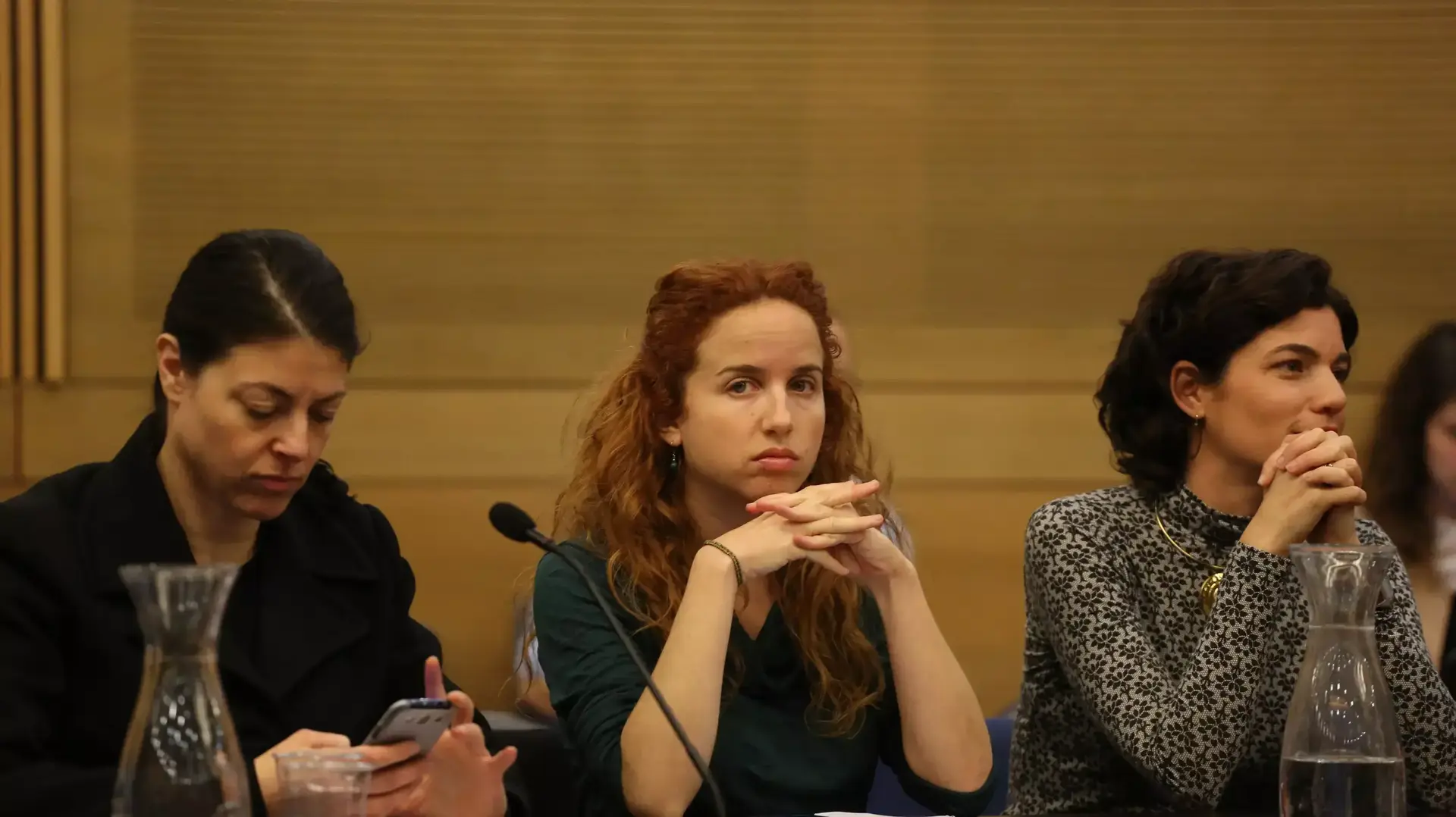 חברות הכנסת תמר זנדברג, סתיו שפיר ומירב מיכאלי כנס של האופוזיציה שמחרימה את דיוני המליאה. מרץ 2014 