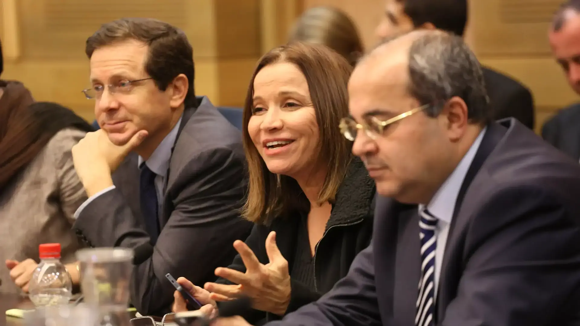 חברי הכנסת אחמד טיבי שלי יחימוביץ ובוז'י הרצוג כנס של האופוזיציה שמחרימה את דיוני המליאה. מרץ 2014 חברי הכנסת אחמד טיבי שלי יחימוביץ ובוז'י הרצוג כנס של האופוזיציה שמחרימה את דיוני המליאה. מרץ 2014