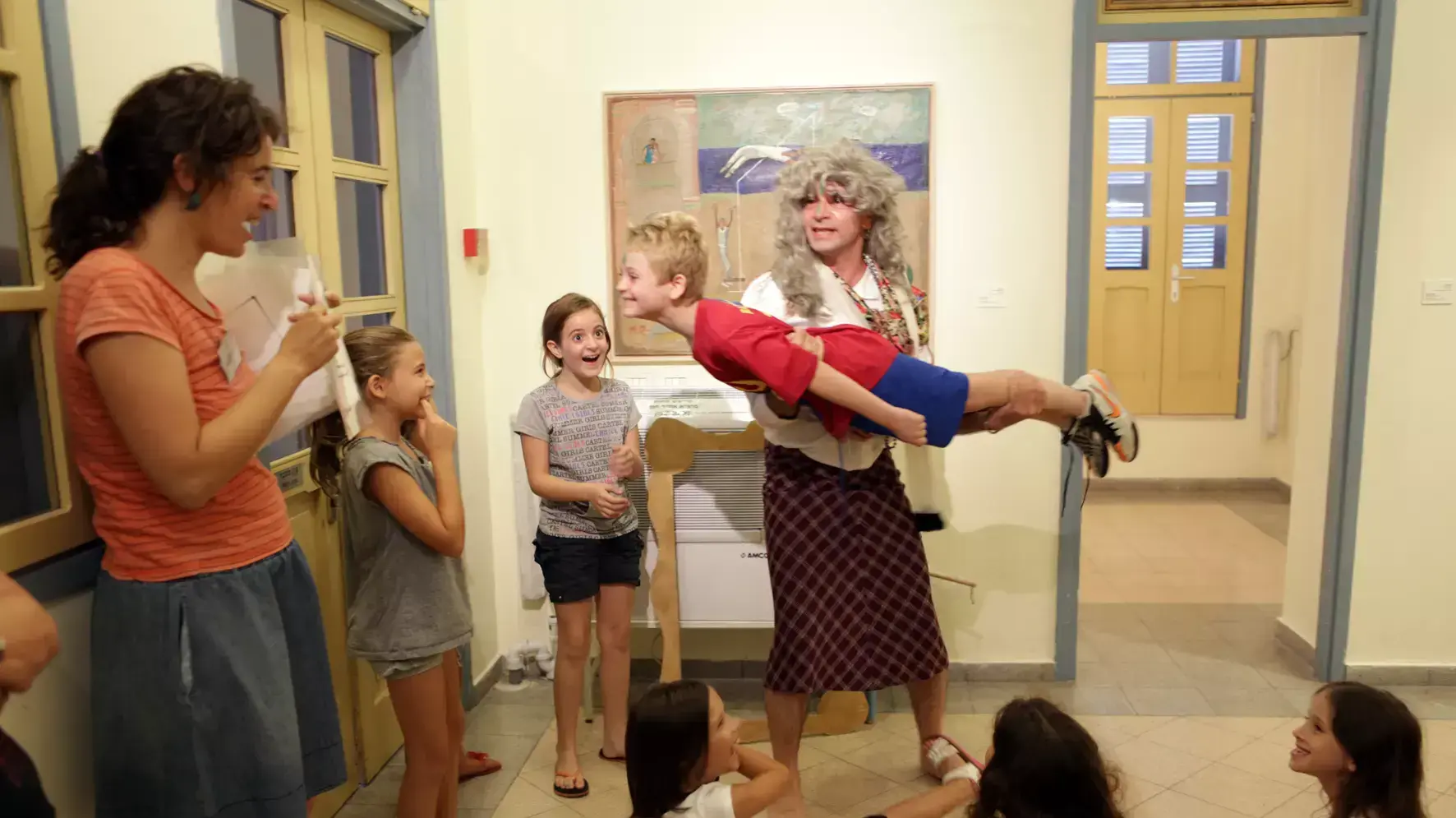 ילדים יושבים וצופים בהצגה מוזיאון נחום גוטמן לאמנות