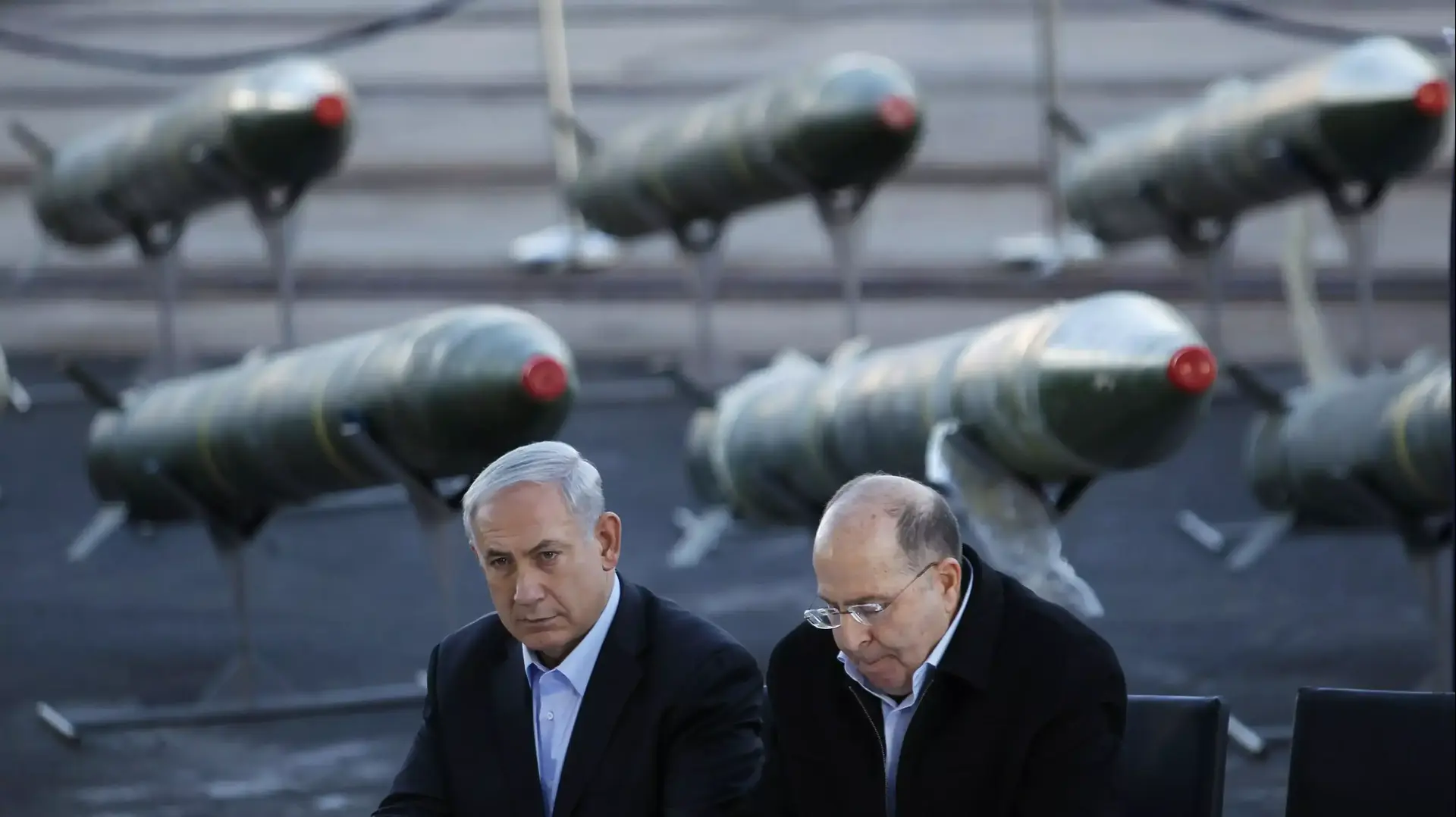 ראש הממשלה בנימין נתניהו ושר הביטחון משה יעלון בוחנים את אמצעי הלחימה שנתפסו על האנייה KLOS-C. נמל אילת, 10 במרץ 2014