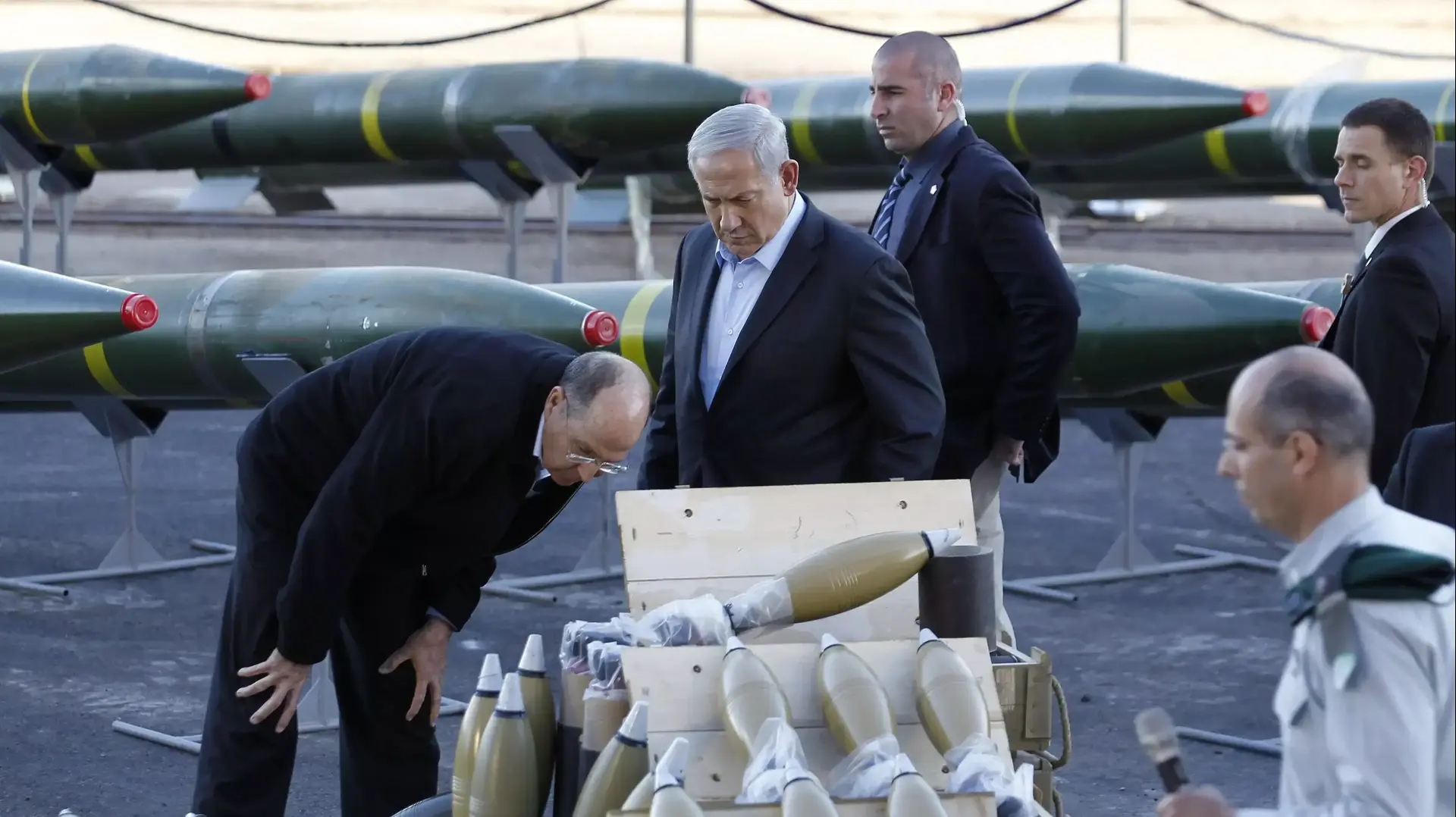ראש הממשלה בנימין נתניהו ושר הביטחון משה יעלון בוחנים את אמצעי הלחימה שנתפסו על האנייה KLOS-C. נמל אילת, 10 במרץ 2014 ראש הממשלה בנימין נתניהו ושר הביטחון משה יעלון בוחנים את אמצעי הלחימה שנתפסו על האנייה KLOS-C. נמל אילת, 10 במרץ 2014