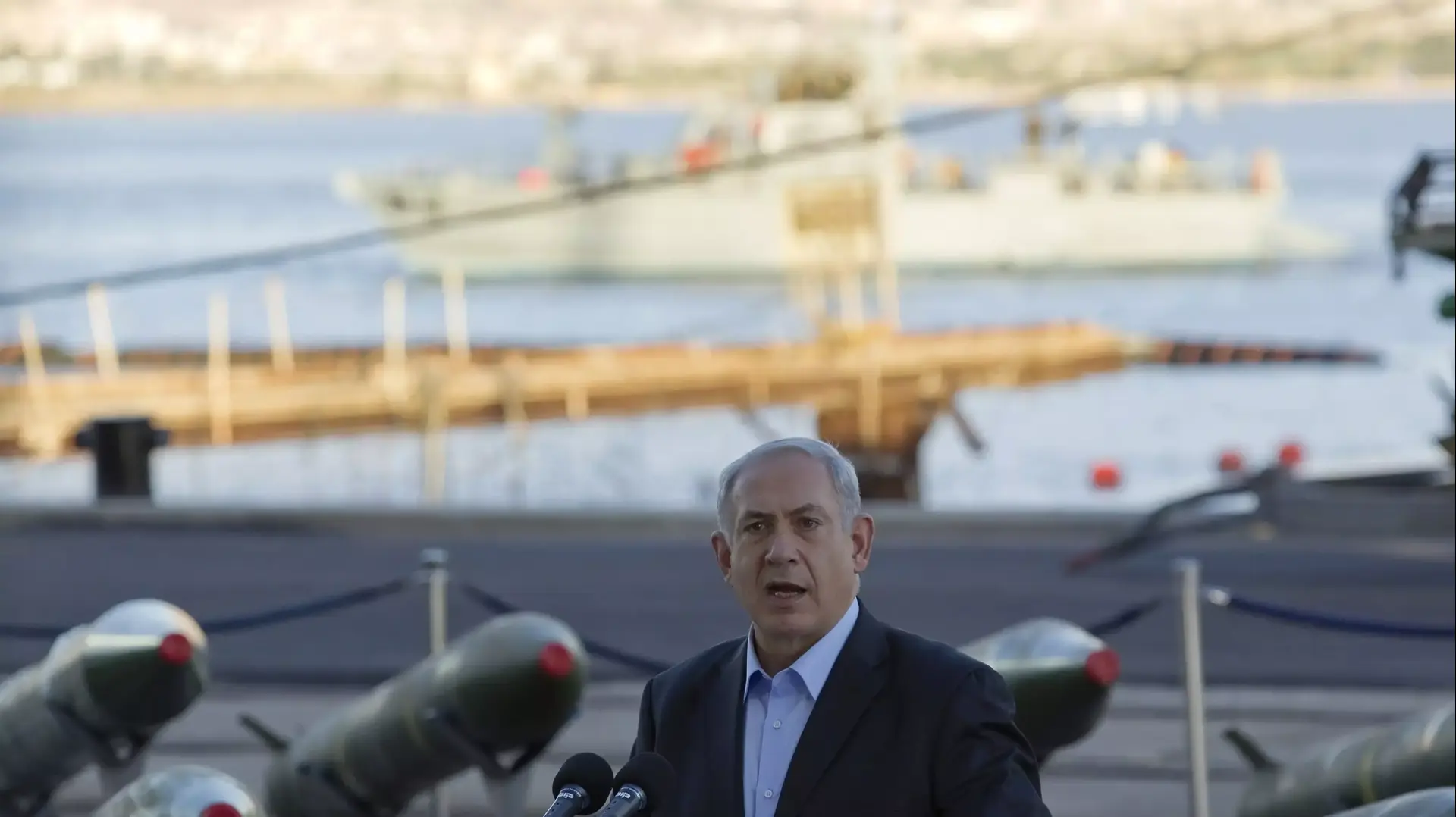 ראש הממשלה בנימין נתניהו בוחן את אמצעי הלחימה שנתפסו על האנייה KLOS-C. נמל אילת, 10 במרץ 2014 ראש הממשלה בנימין נתניהו בוחן את אמצעי הלחימה שנתפסו על האנייה KLOS-C. נמל אילת, 10 במרץ 2014