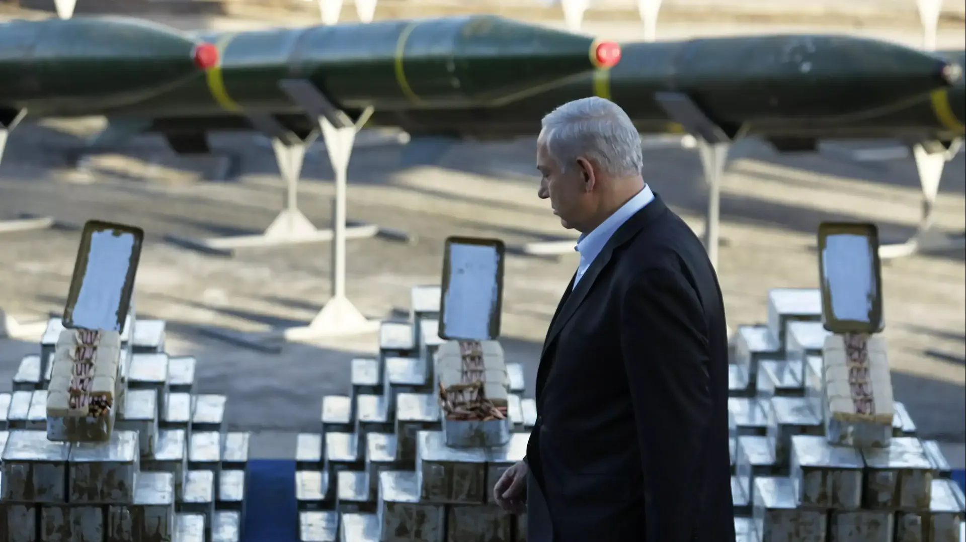 ראש הממשלה בנימין נתניהו בוחן את אמצעי הלחימה שנתפסו על האנייה KLOS-C. נמל אילת, 10 במרץ 2014 ראש הממשלה בנימין נתניהו בוחן את אמצעי הלחימה שנתפסו על האנייה KLOS-C. נמל אילת, 10 במרץ 2014