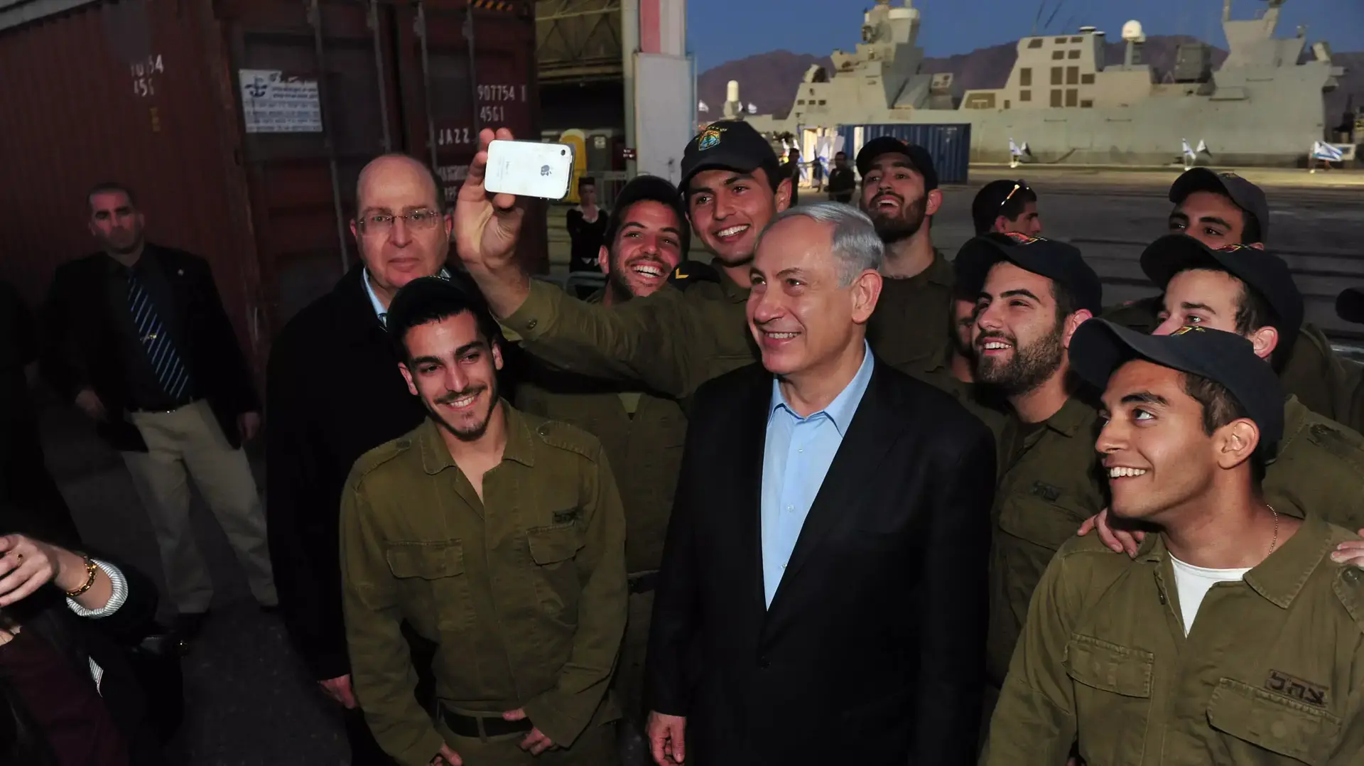 ראש הממשלה בנימין נתניהו ושר הביטחון משה (בוגי) יעלון בחשיפת הנשק בבסיס חיל הים באילת, מרץ 2014