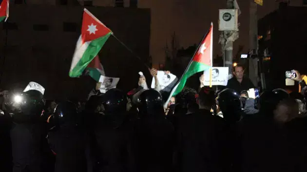מפגינים בירדן בדרכם לשגרירות ישראל במחאה על חילופי האש במעבר אלנבי בהם נהרג שופט ירדני מפגינים בירדן בדרכם לשגרירות ישראל במחאה על חילופי האש במעבר אלנבי בהם נהרג שופט ירדני