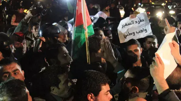 מפגינים בירדן בדרכם לשגרירות ישראל במחאה על חילופי האש במעבר אלנבי בהם נהרג שופט ירדני מפגינים בירדן בדרכם לשגרירות ישראל במחאה על חילופי האש במעבר אלנבי בהם נהרג שופט ירדני