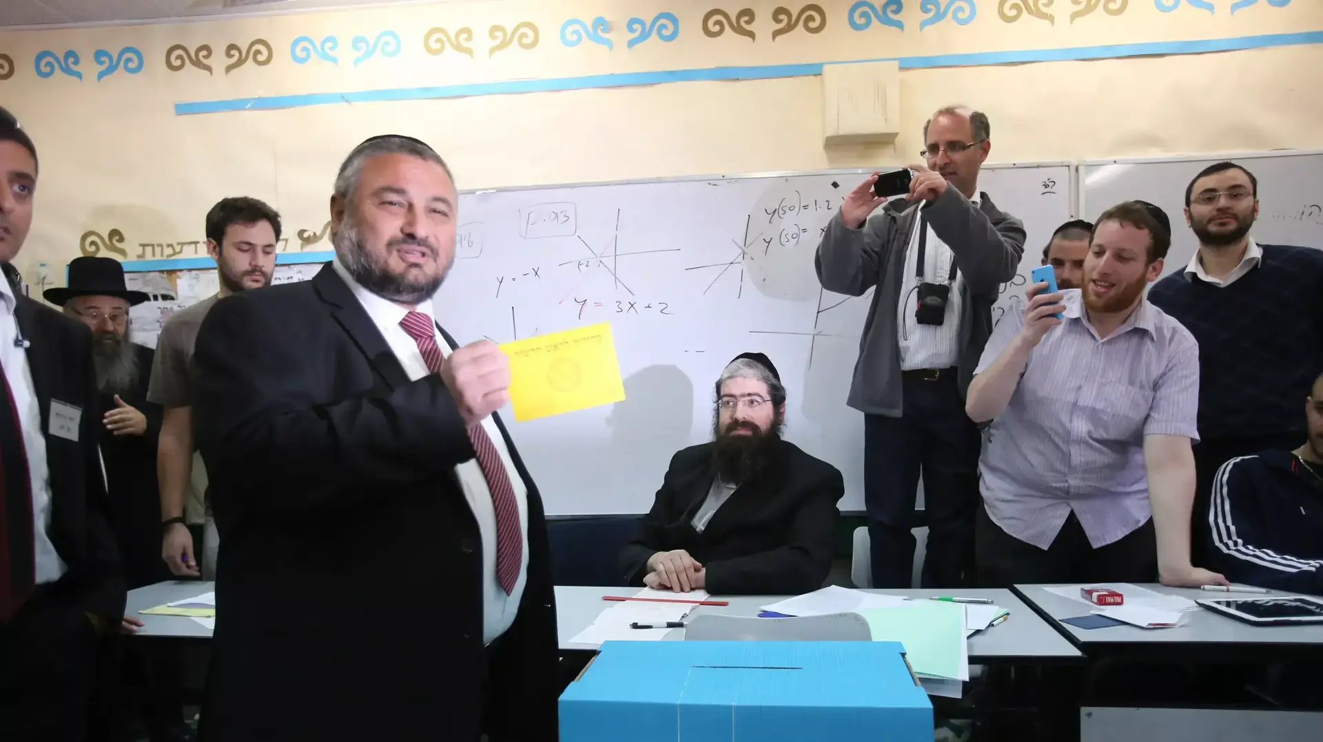 משה אבוטבול המועמד החרדי בבית שמש מצביע בקלפי, מרץ 2014 משה אבוטבול המועמד החרדי בבית שמש מצביע בקלפי, מרץ 2014