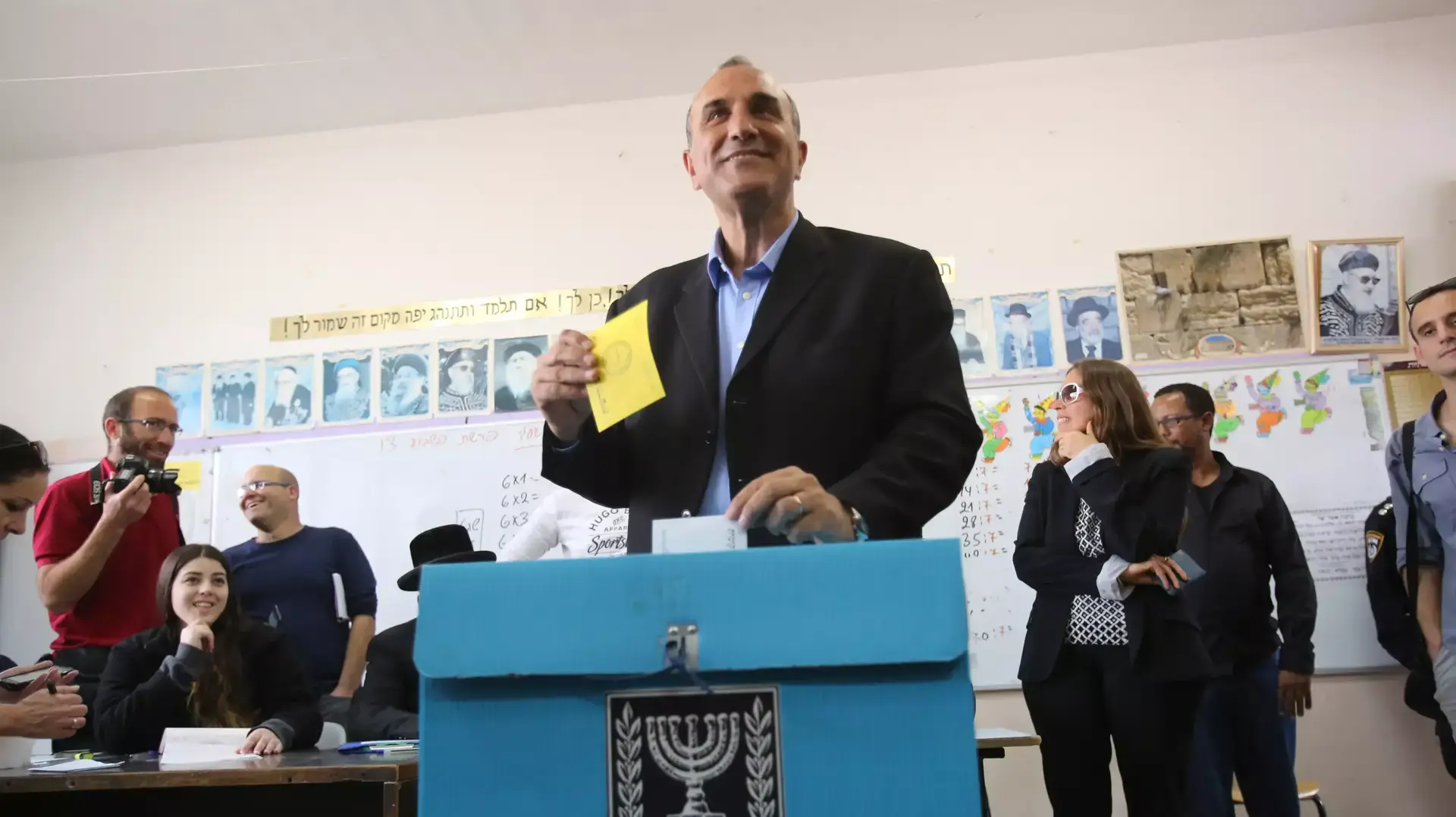 המועמד החילוני אלי כהן בקלפי בבחירות החוזרות בבית שמש, מרץ 2014 המועמד החילוני אלי כהן בקלפי בבחירות החוזרות בבית שמש, מרץ 2014