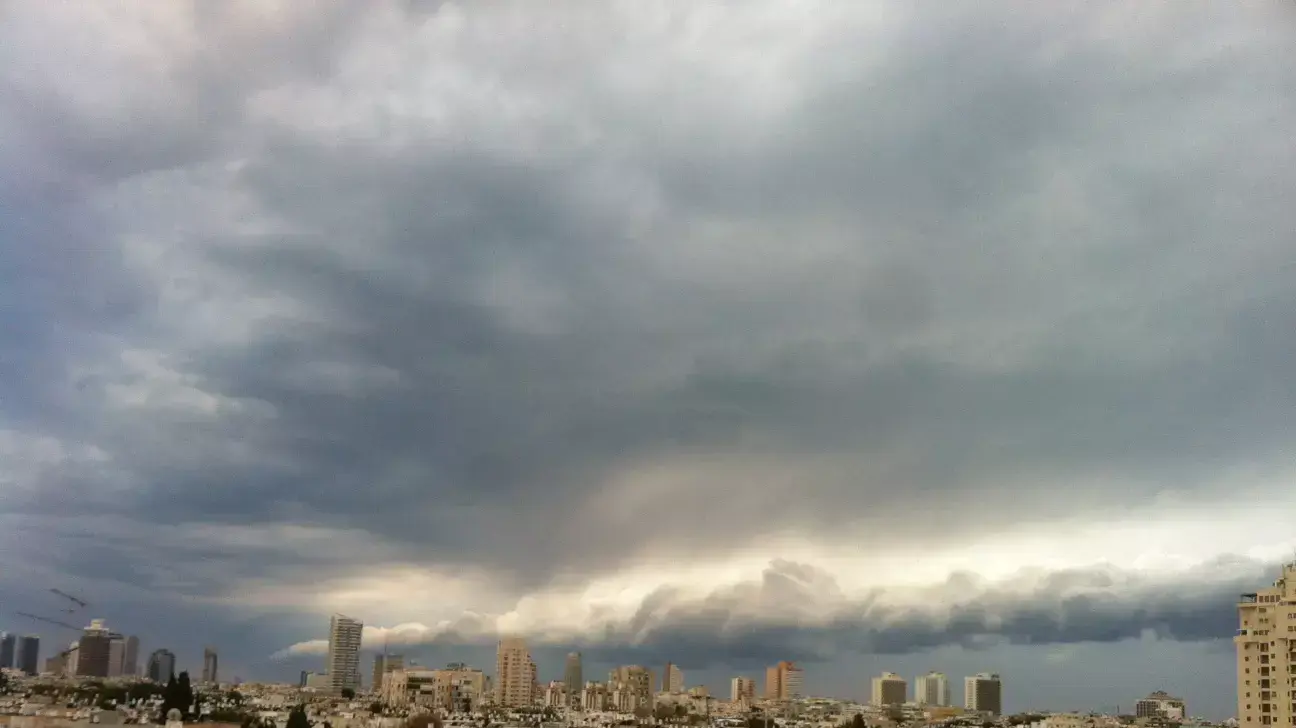 עננים בשמי המרינה בהרצליה. מרץ 2014 עננים בשמי המרינה בהרצליה. מרץ 2014