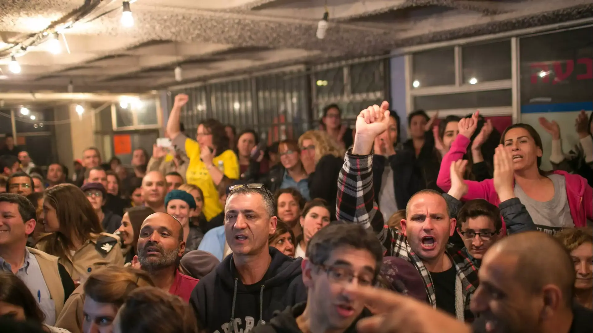 מטה הבחירות של אלי כהן לאחר שהפסיד למועמד החרדי משה אבוטבול בבחירות לראשות עיריית בית שמש ב-12.3.14 מטה הבחירות של אלי כהן לאחר שהפסיד למועמד החרדי משה אבוטבול בבחירות לראשות עיריית בית שמש ב-12.3.14