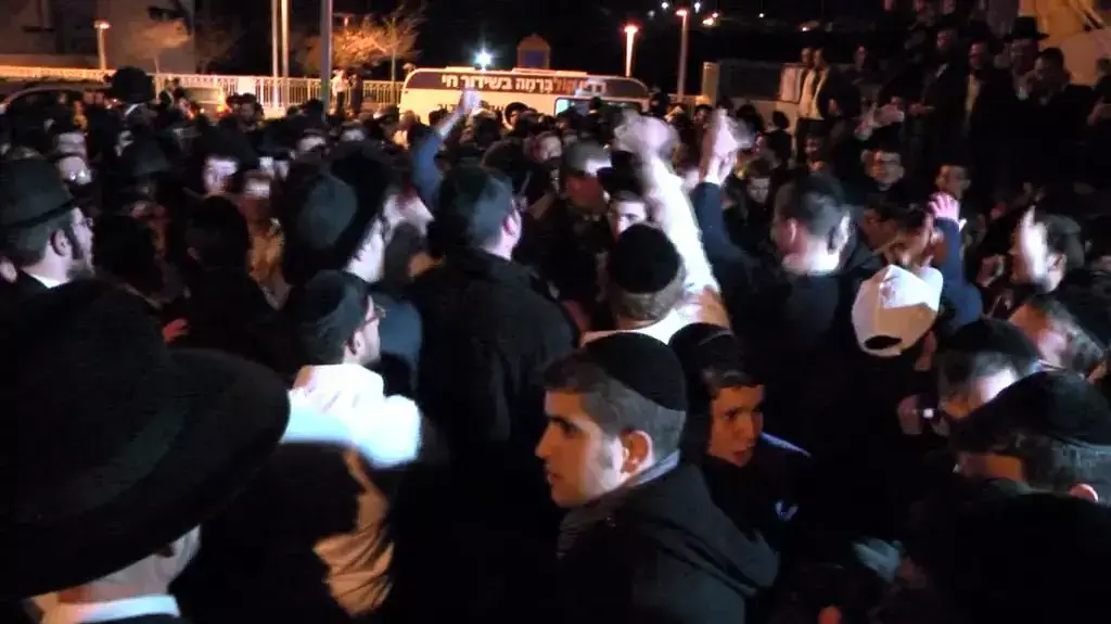 תומכי משה אבוטבול ראש העיר הנבחר בבית שמש תומכי משה אבוטבול ראש העיר הנבחר בבית שמש