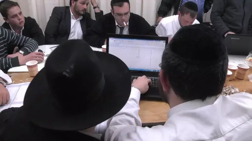 תומכי משה אבוטבול ראש העיר הנבחר בבית שמש תומכי משה אבוטבול ראש העיר הנבחר בבית שמש